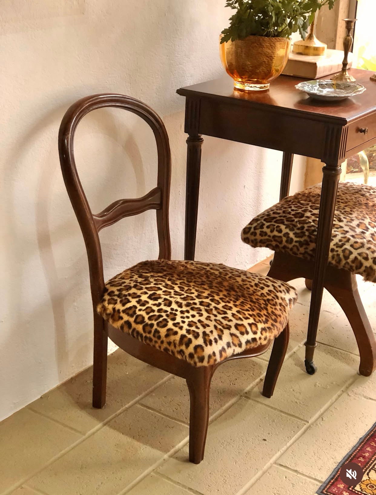 Banqueta de madeira com estofado de animal print (onça)