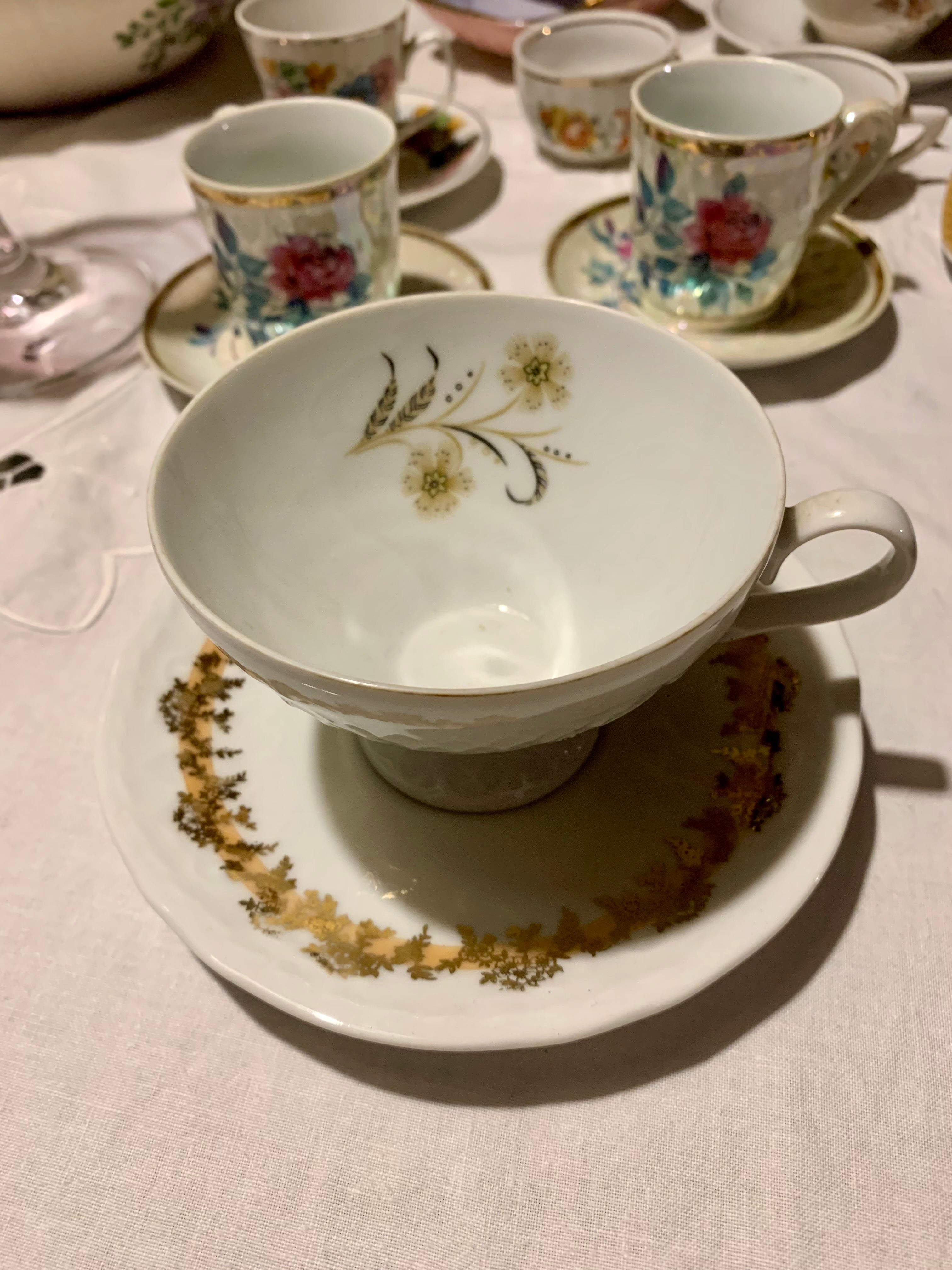 Espetacular xícara solteira em porcelana para coleção. com estampa floral dourada