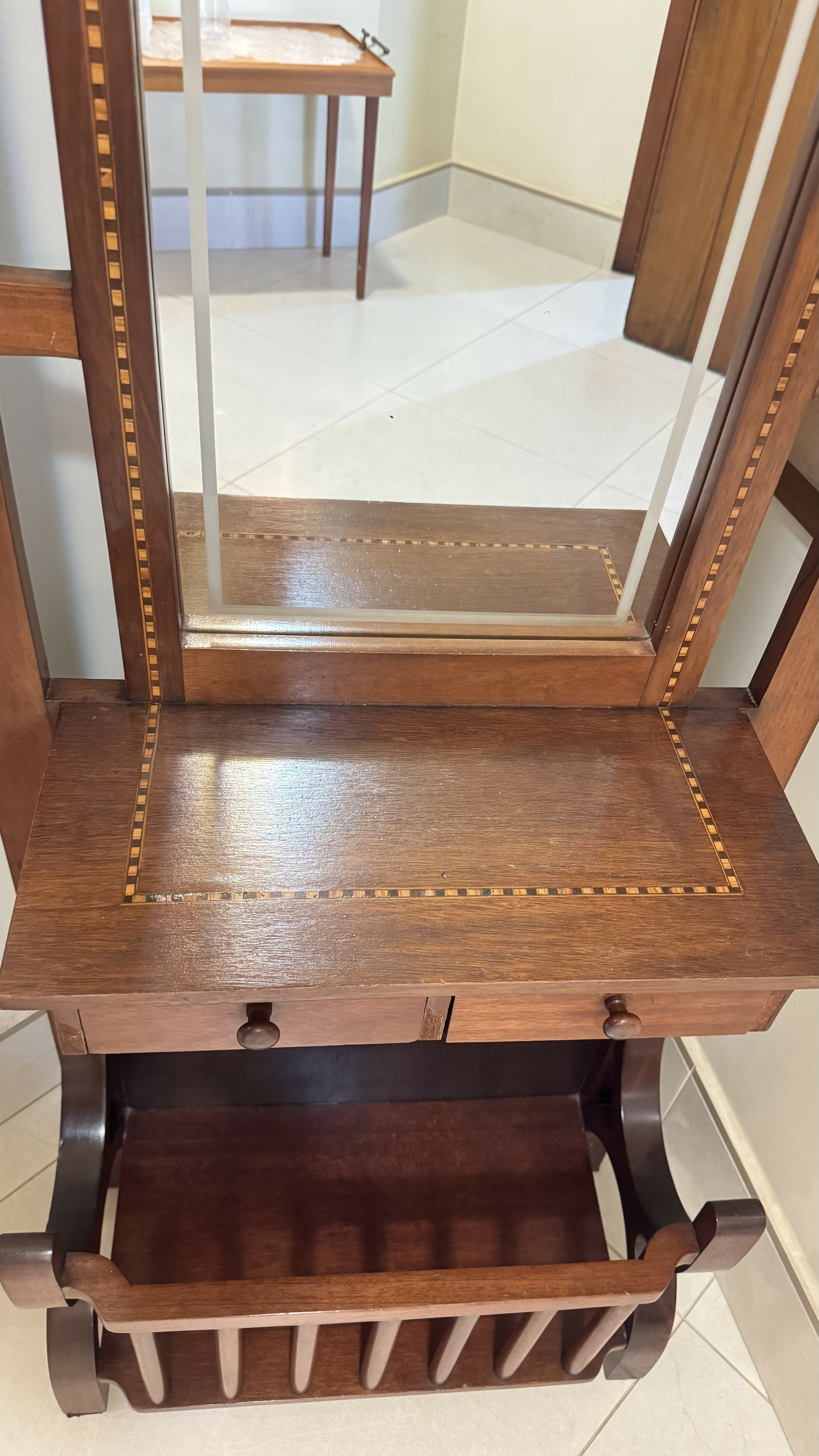 Chapeleiro antiga em madeira nobre,com marchetaria em sua base , detalhes refinados