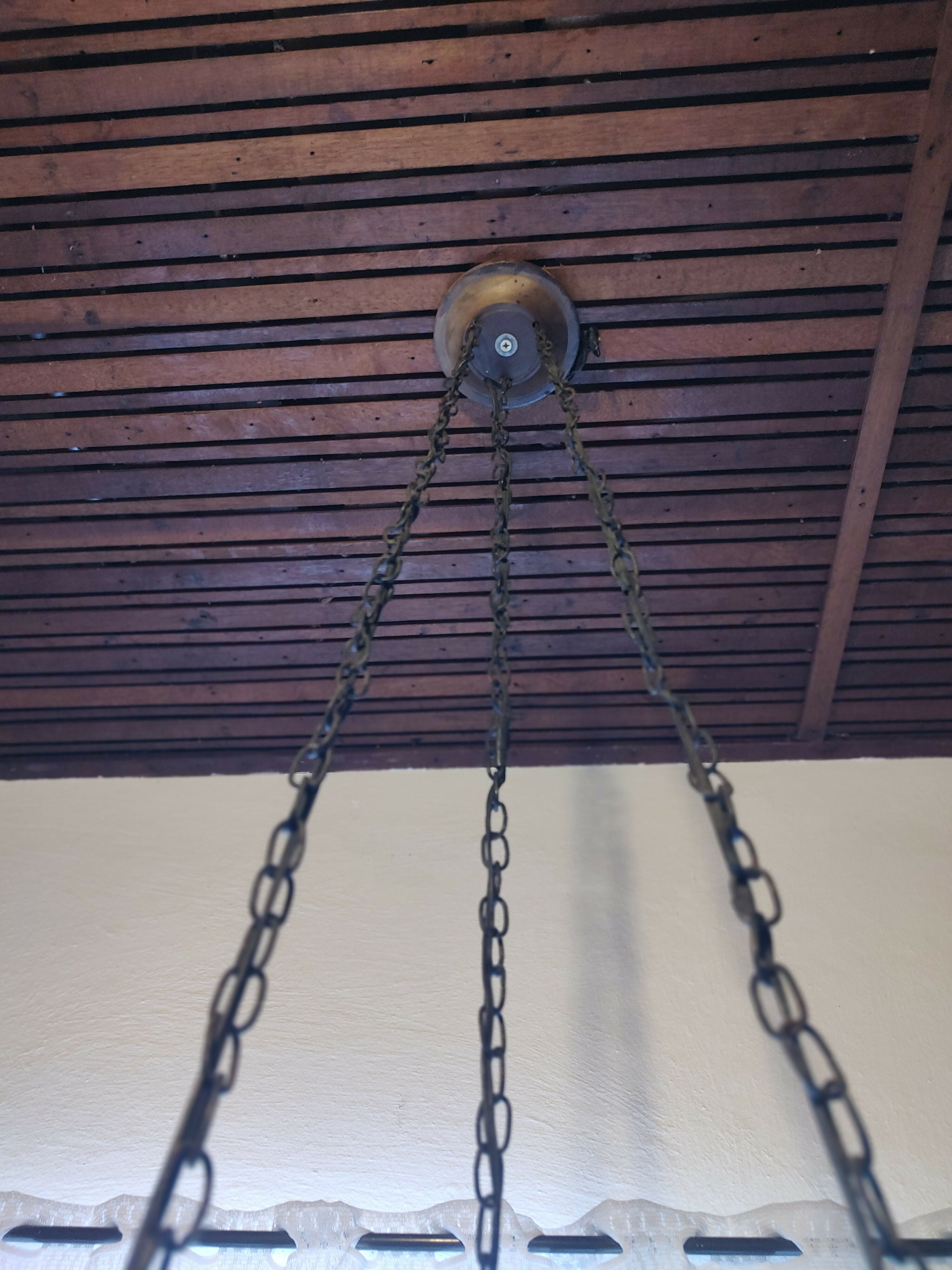 Antigo Lustre anos 70 em madeira, ferro e vidro leitoso (3 bocas)
