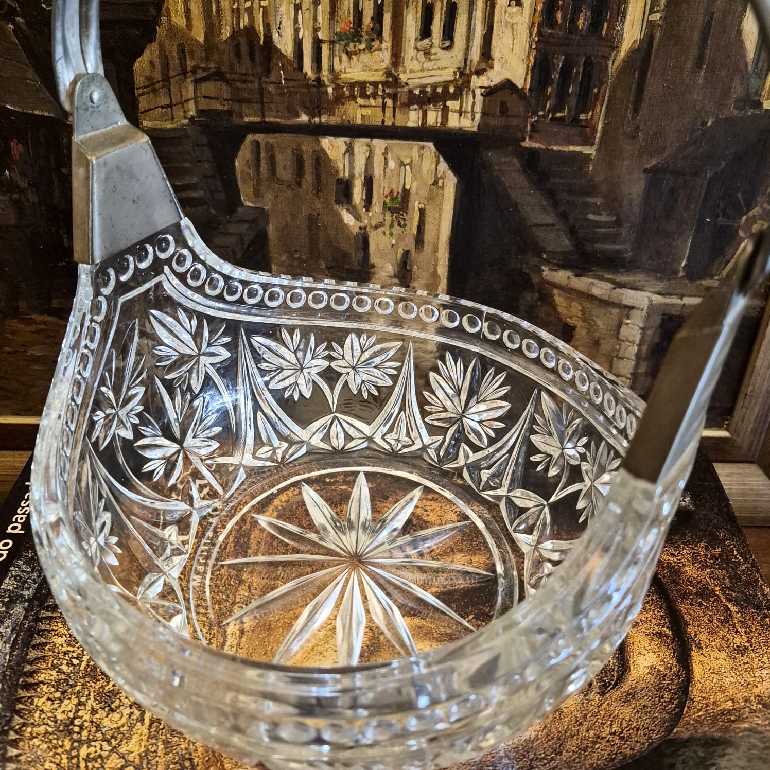 Centro de mesa em cristal translúcido europeu na forma de cesta, de meados do séc XX