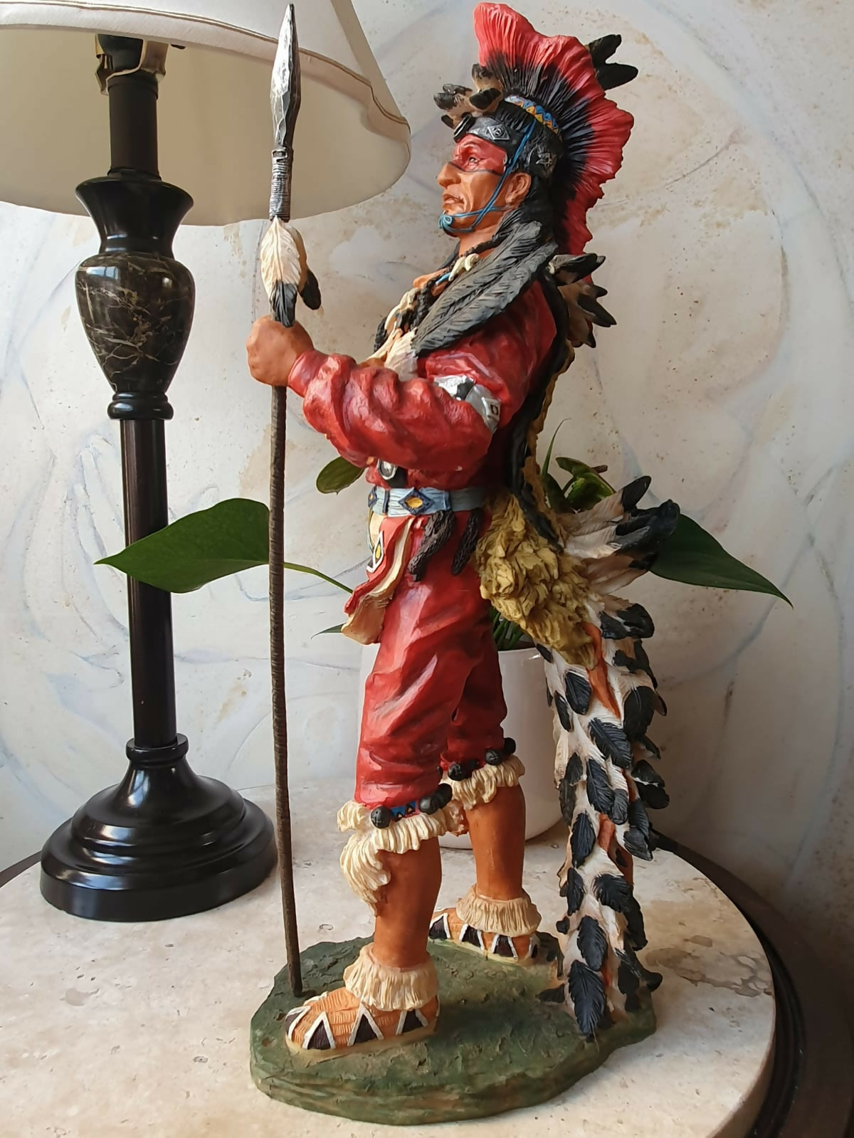 Escultura de índigena guerreiro norte americano em resina