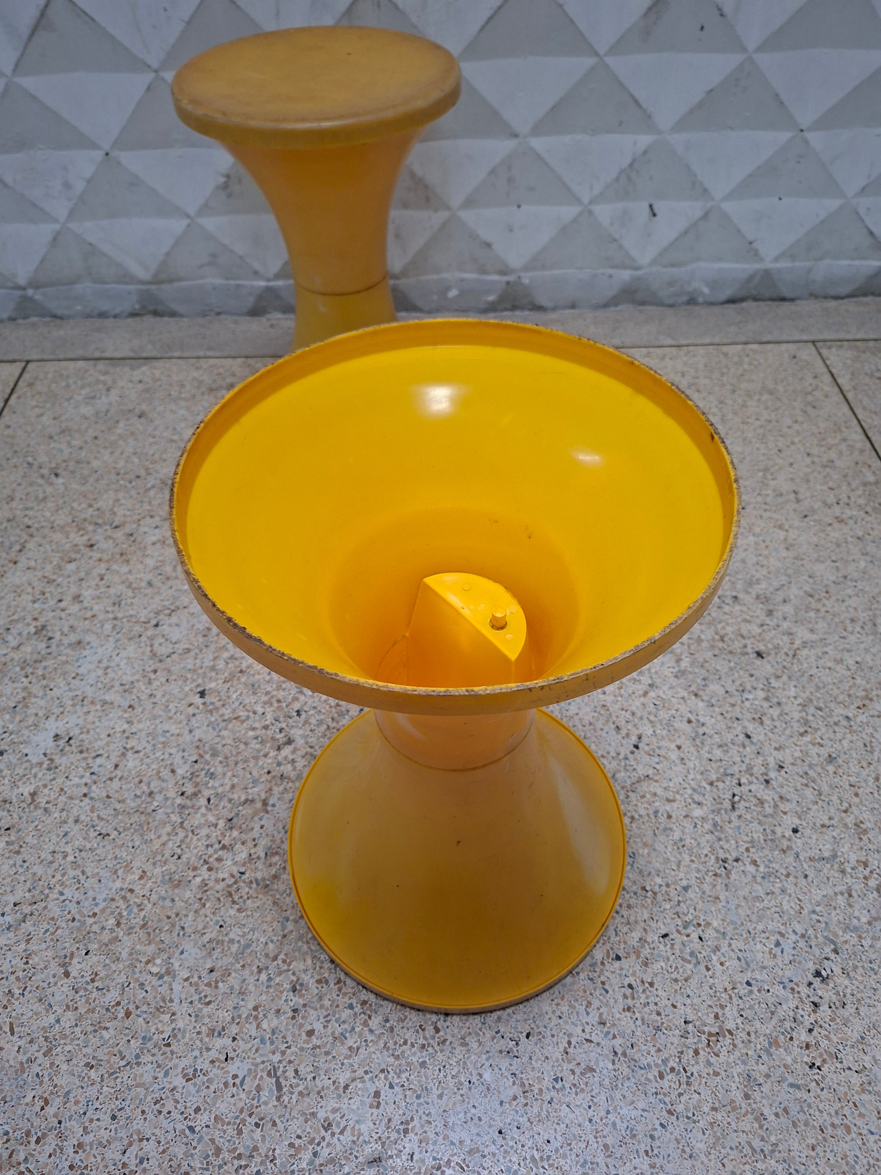 Par de Bancos Estilo Tam Tam Balila em amarelo 