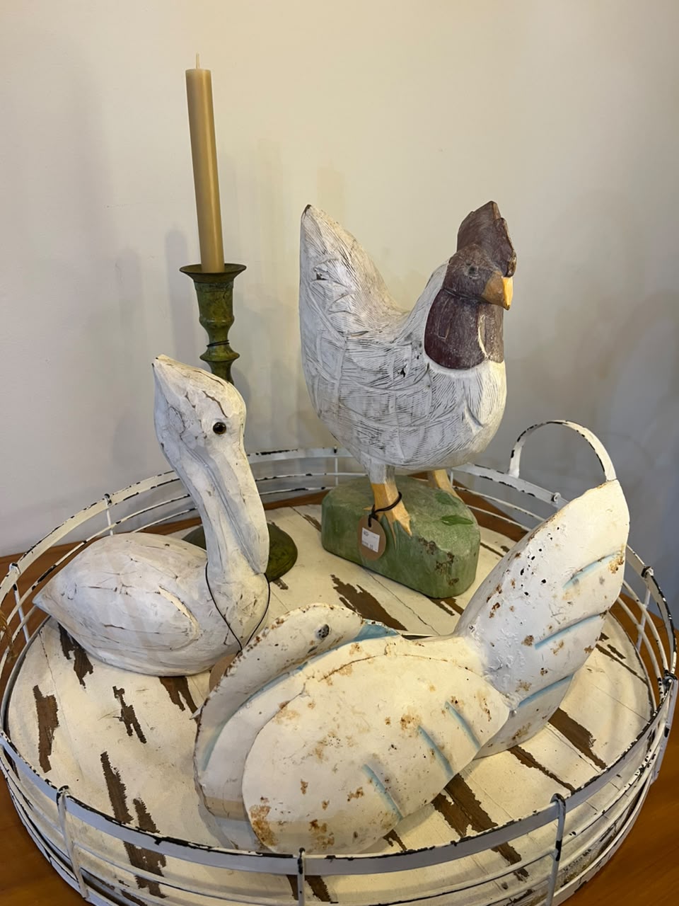 Conjunto decorativo rústico com bandeja, aves e castiçal