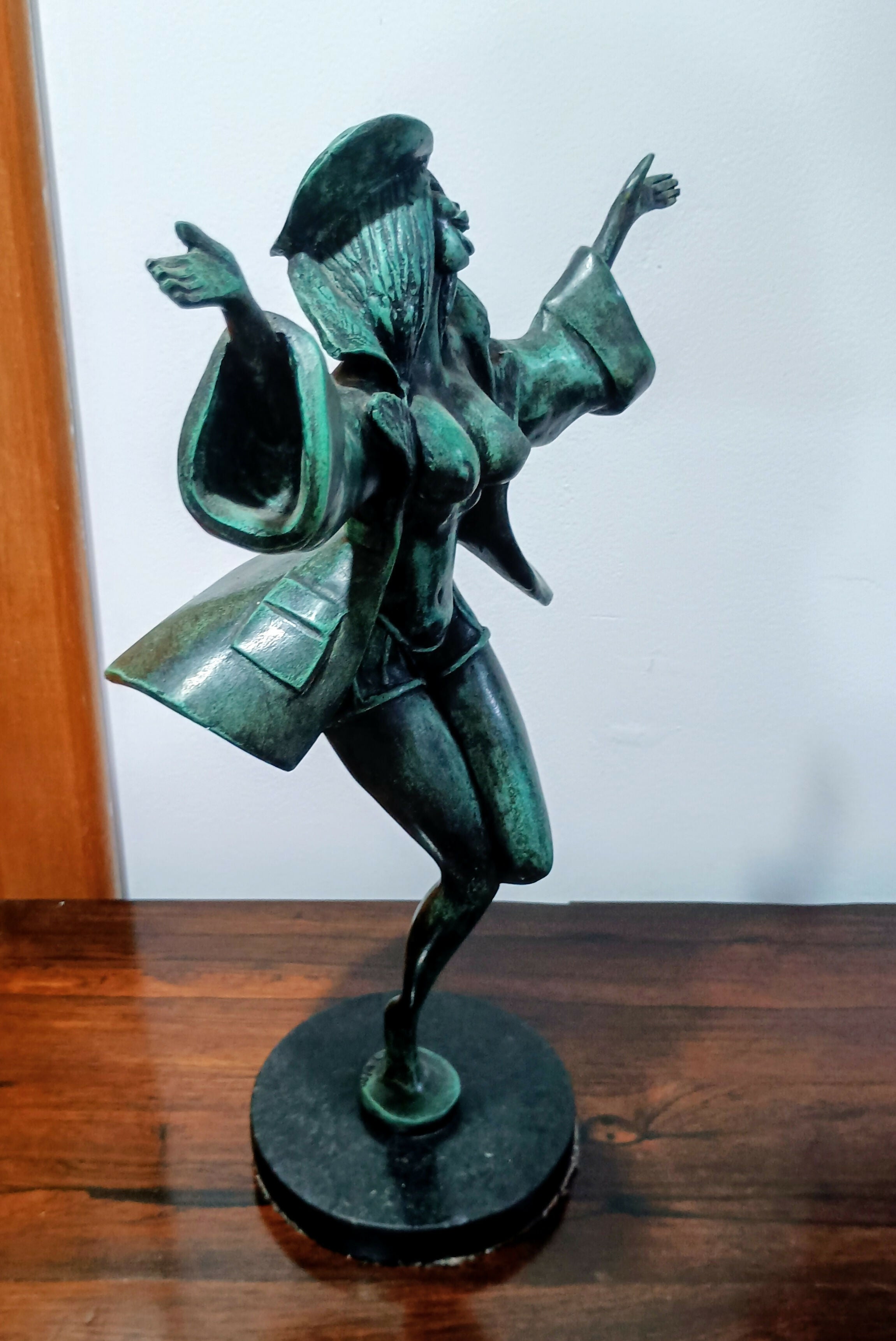 Escultura de Mulher em bronze assinada e numerada - Cartunista Lan