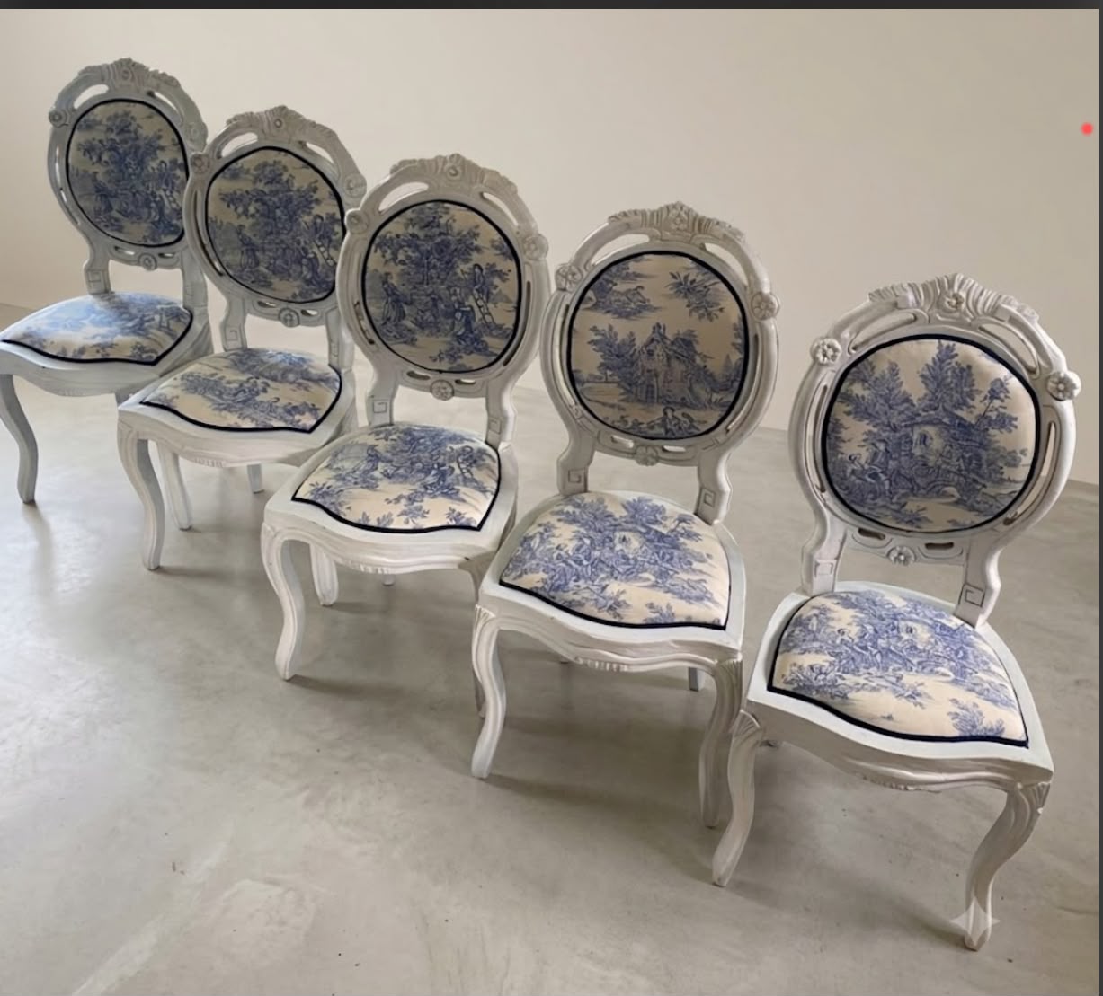 Kit com 5 Cadeiras Medalhão Clássicas com tecido estampado em branco e azul
