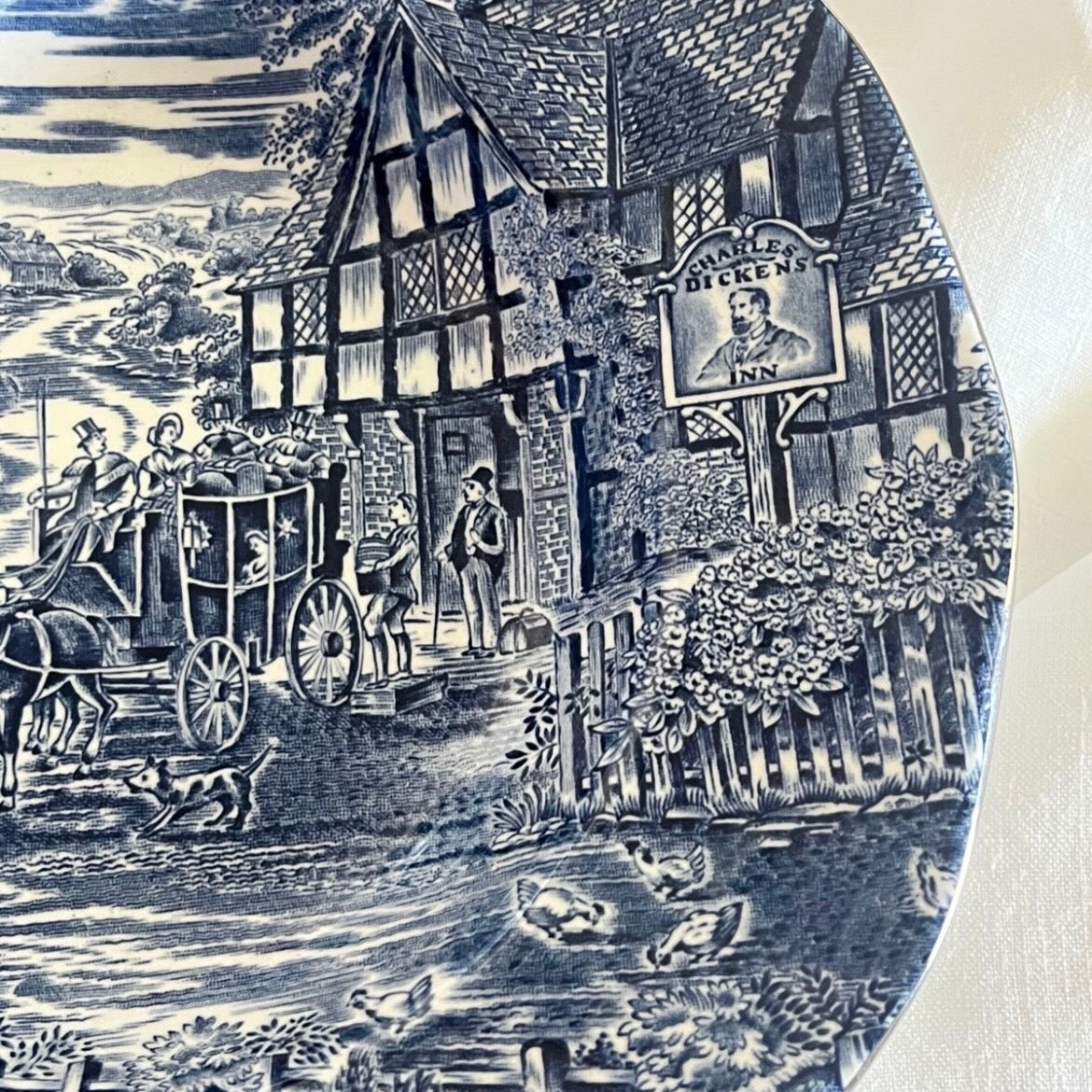 Prato fundo inglês azul e branco I Cena de carruagem