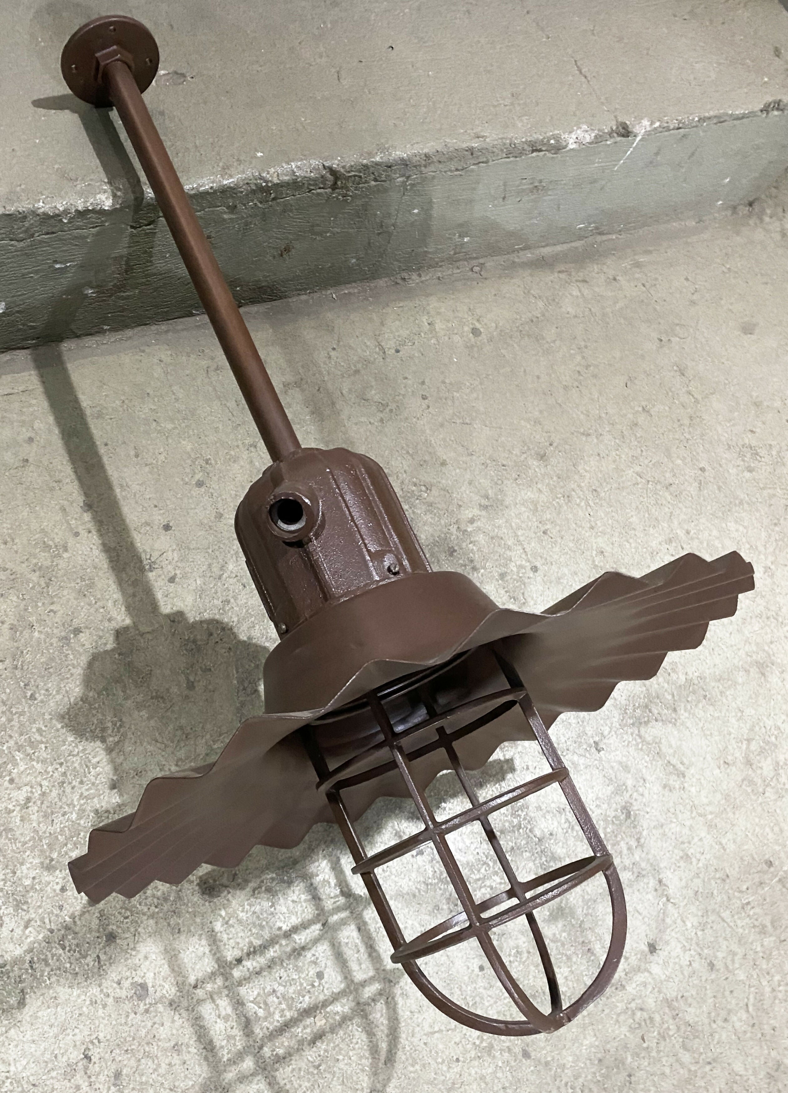 Luminária industrial customizada em marrom