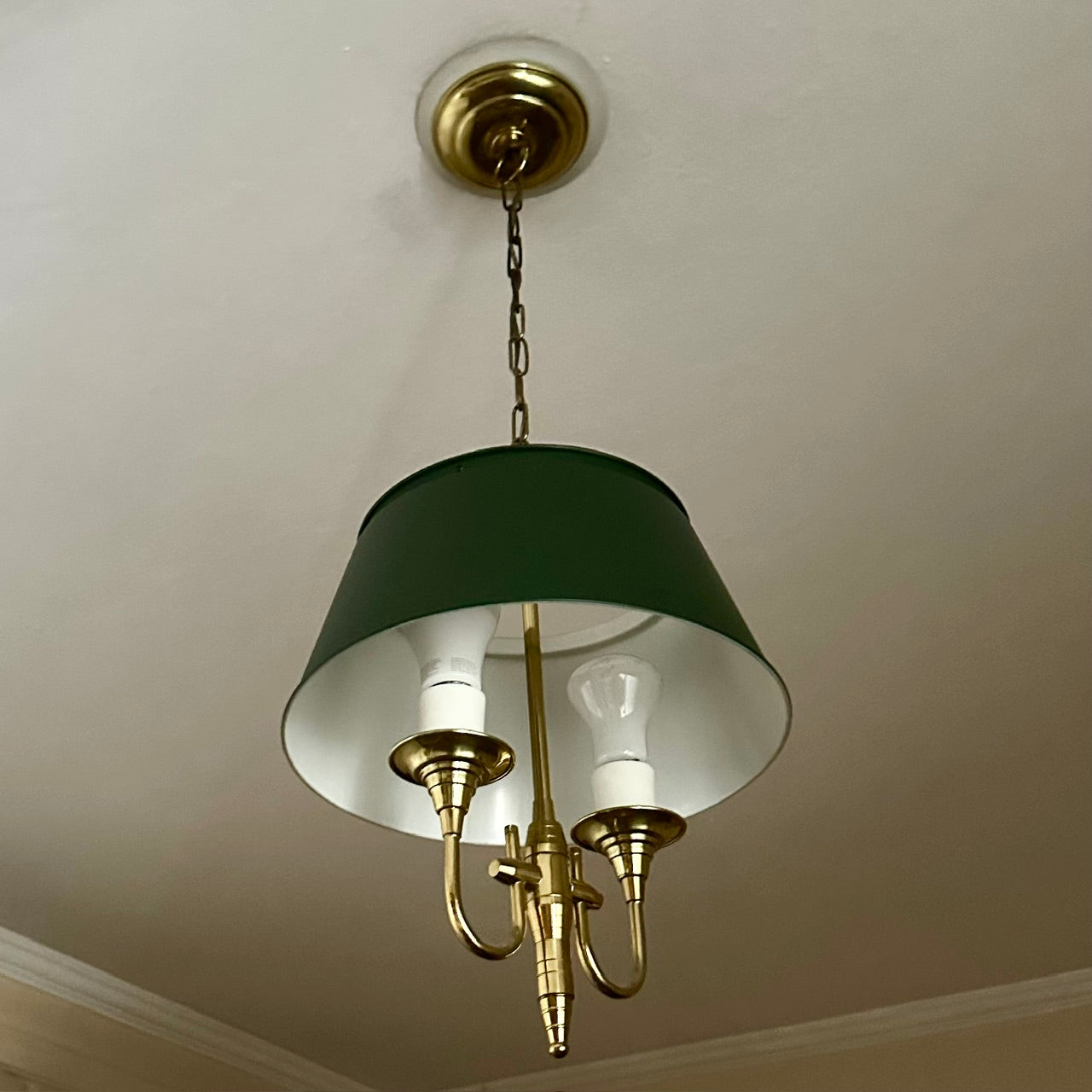 Luminária de teto pendente estilo inglesa, 2 bucais com estrutura em bronze e cúpula verde. Medida ; 72 alt.