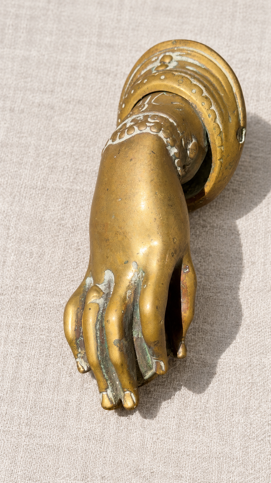 Antiga aldrava / batedor de porta em bronze em formato de mão