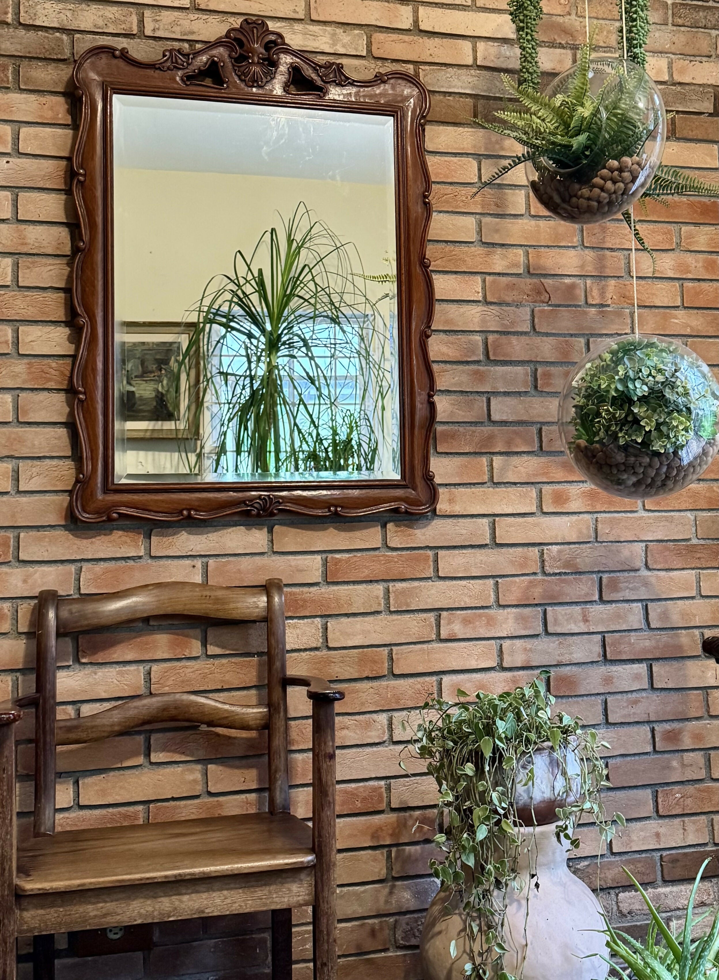 Espelho Bisotê em Madeira Maciça Esculpida