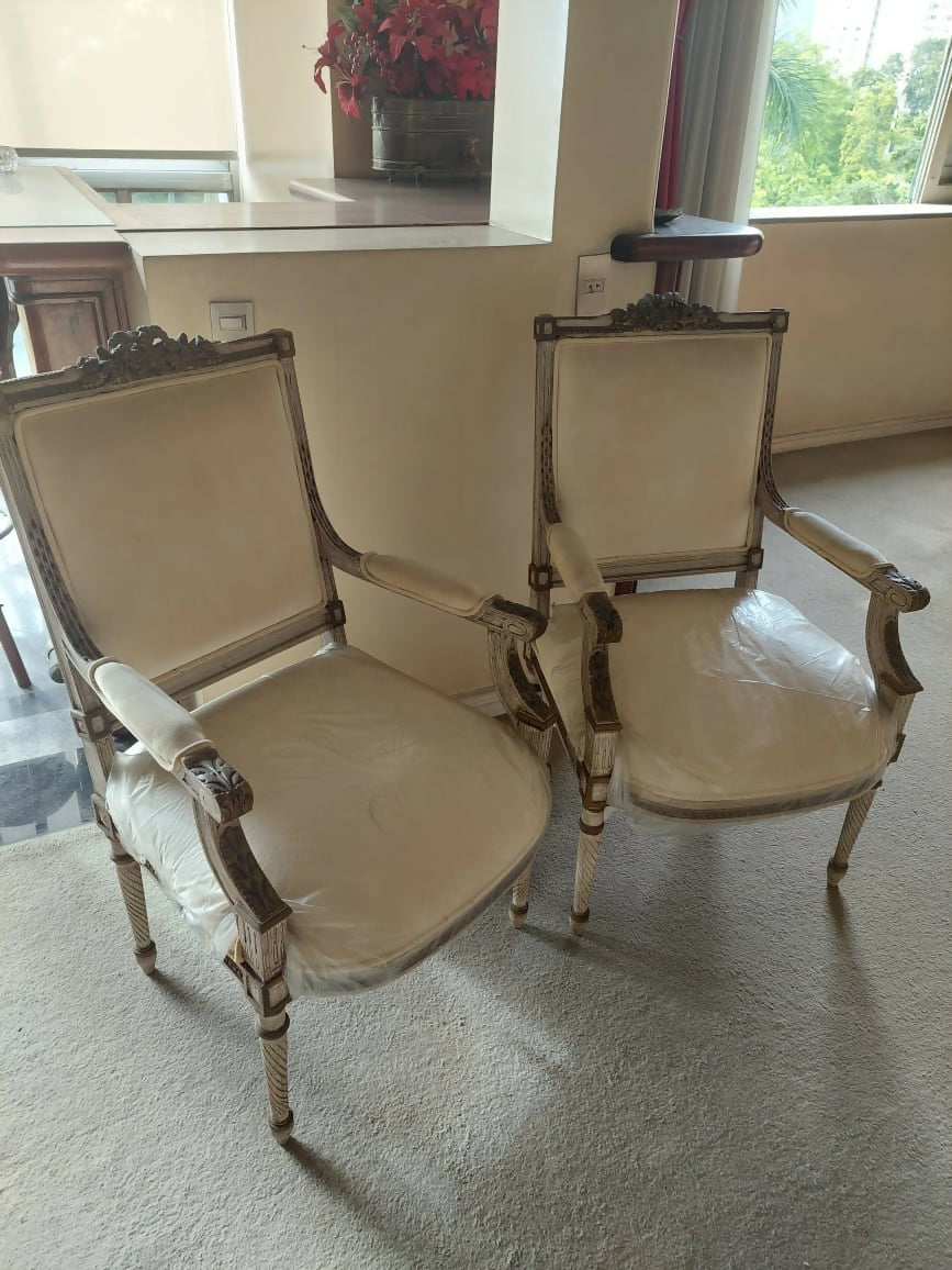 Par de poltronas clássicas