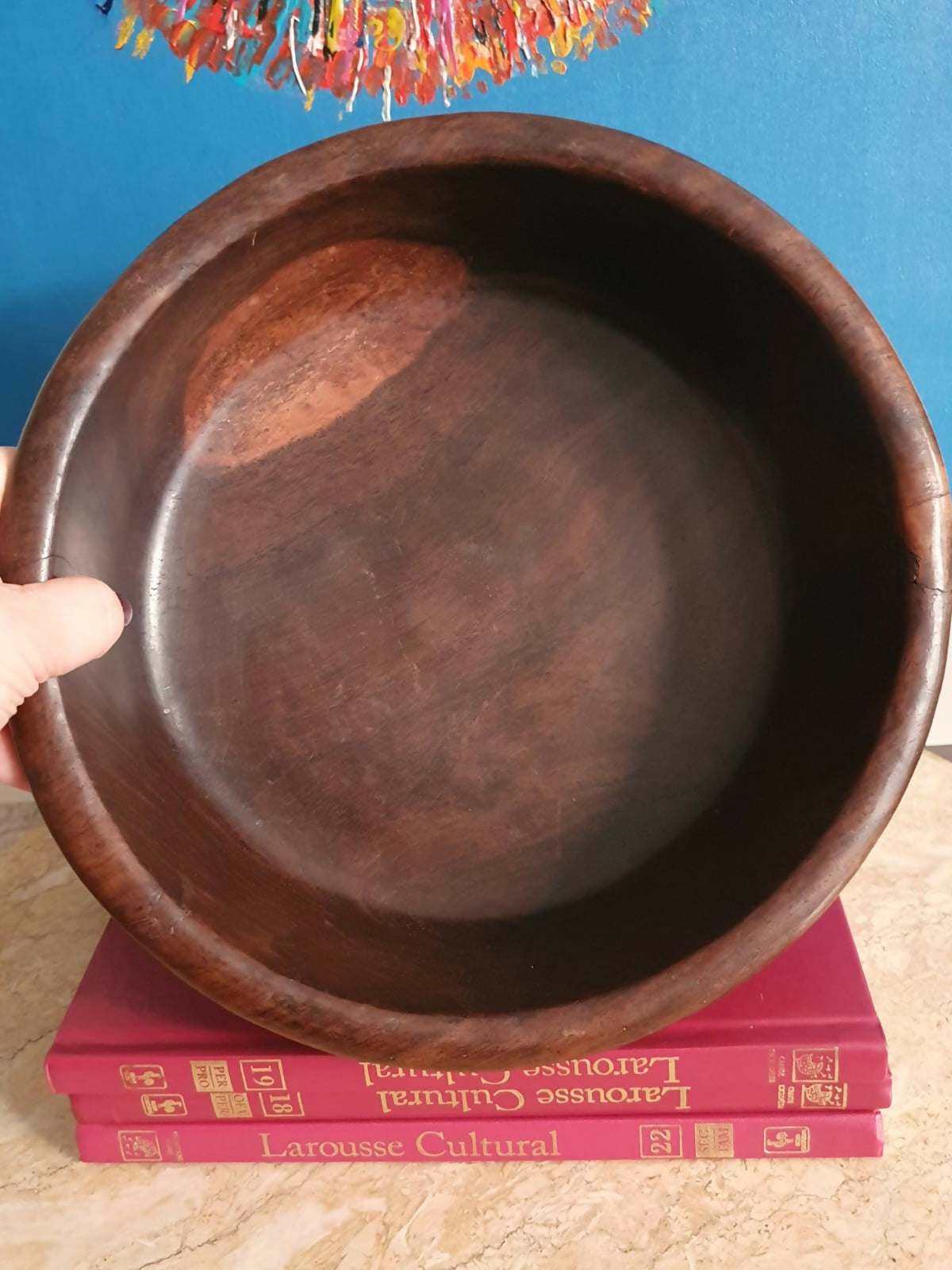 Maravilhosa fruteira em madeira de jacarandá africano, inteira talhada com animais selvagens.