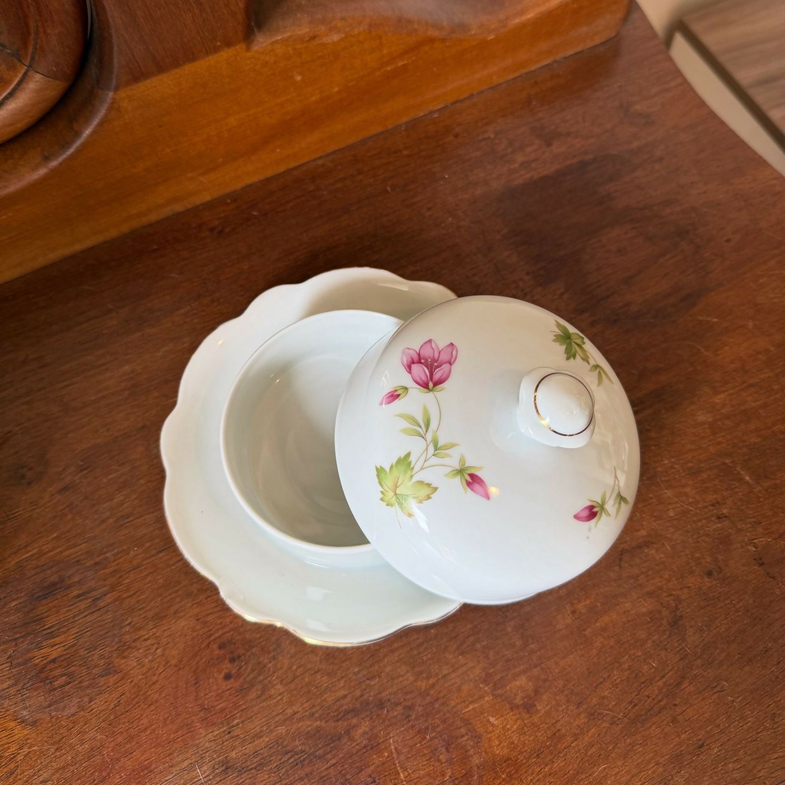 Manteigueira em Porcelana com Delicado Floral