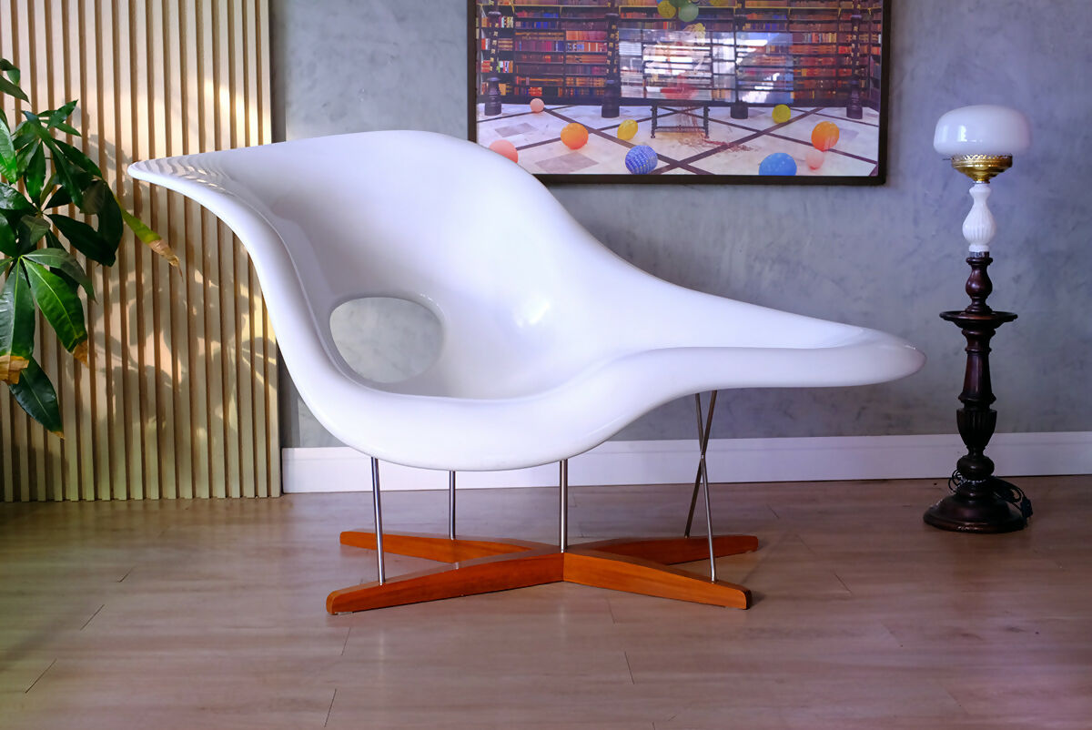 La Chaise - Charles e Ray Eames - Poltrona em fibra de vidro branca