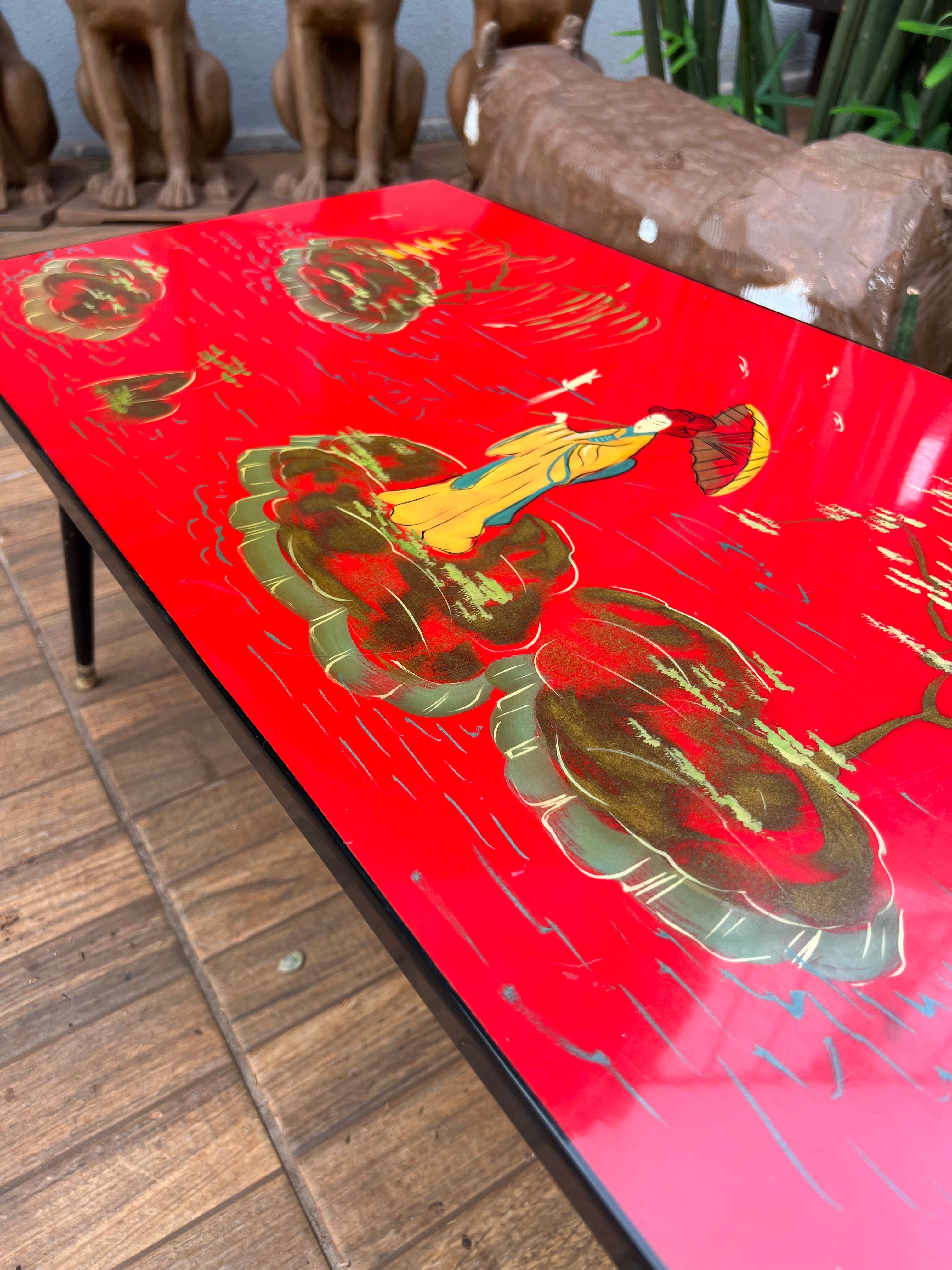 Mesa de centro retangular oriental com pés palito e tampo vermelho 