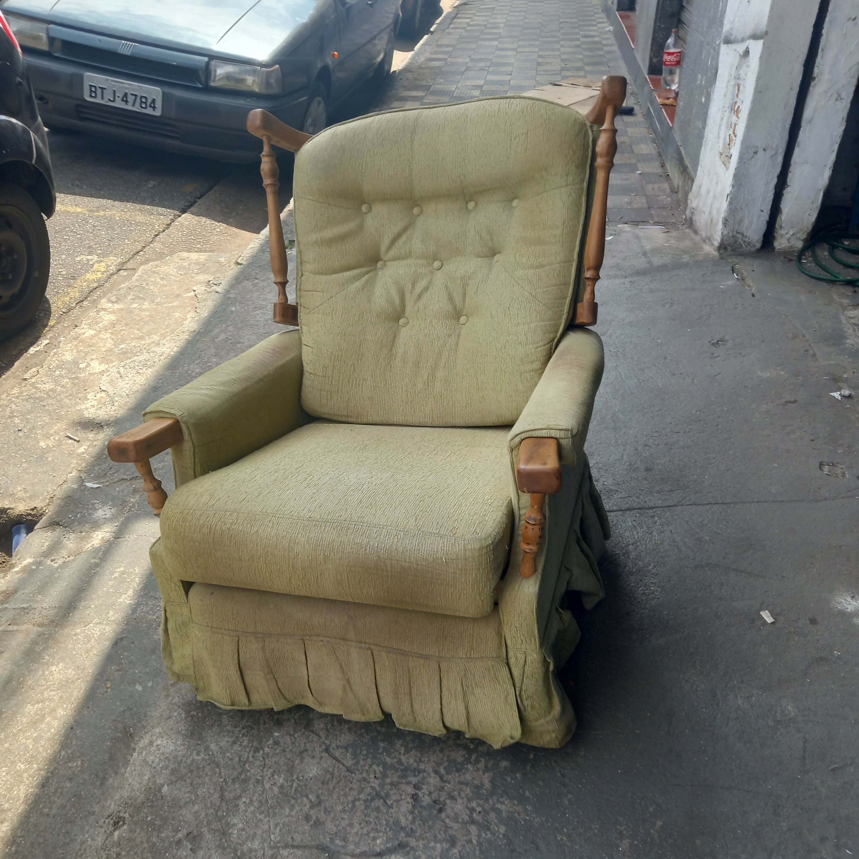 Poltrona antiga com estrutura em madeira