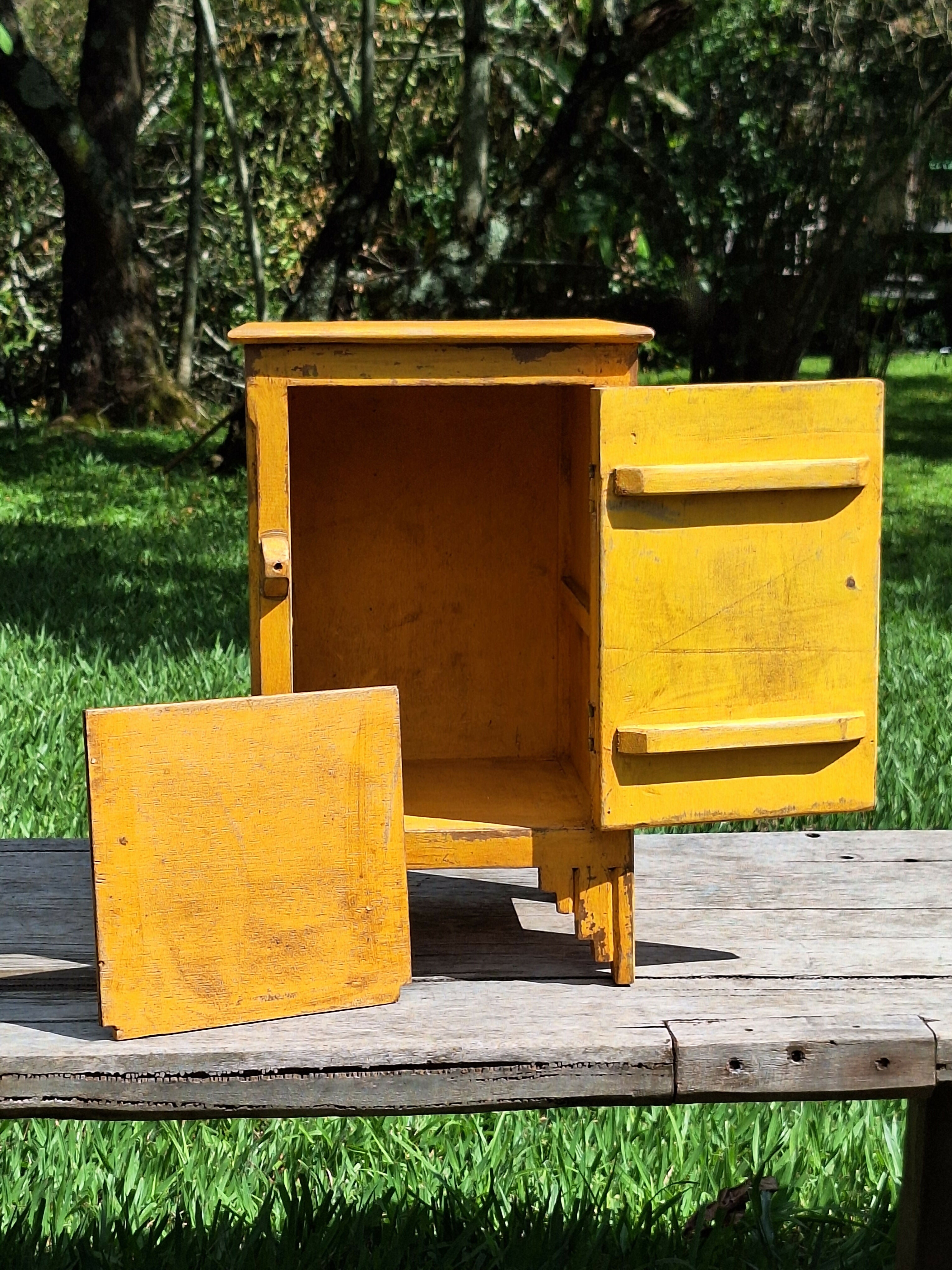 Mesinha de Cabeceira / Armarinho Tinta Gasta Amarela Madeira Maciça Garimpo Mineiro