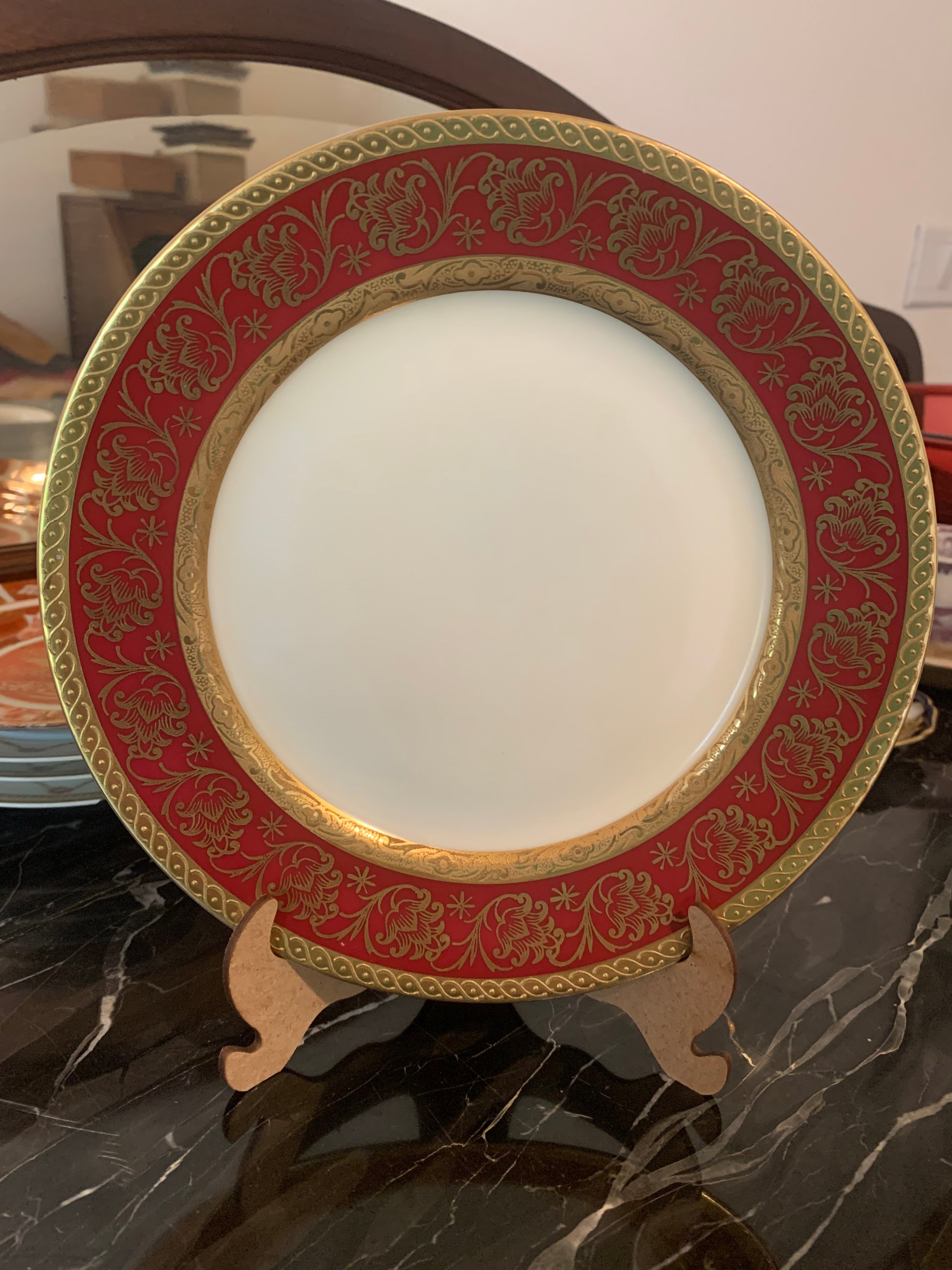 Espetacular e muito antigo prato em porcelana para coleção marca Puls em dourado e vermelho 