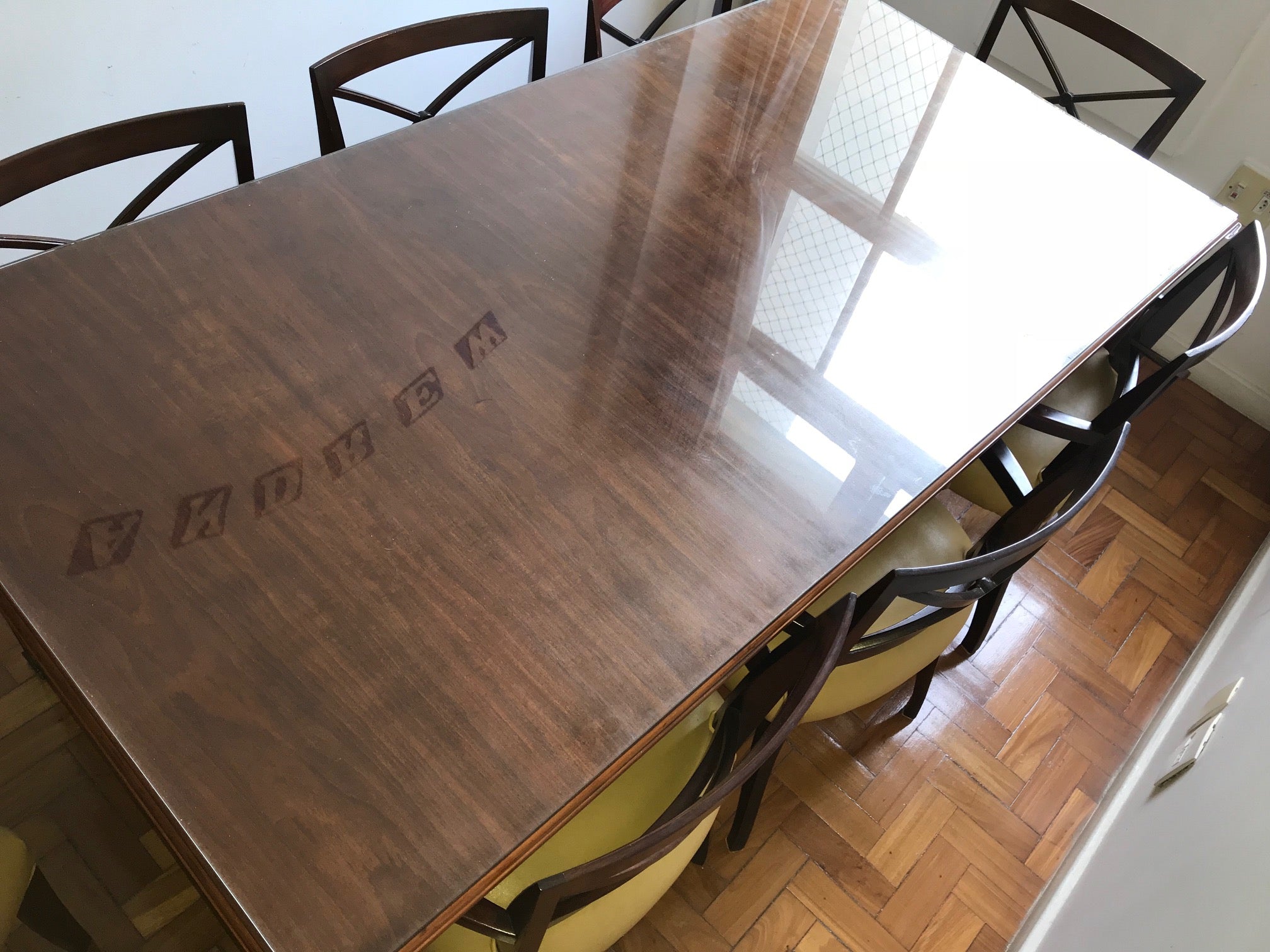 Mesa de 8 lugares em madeira maciça em excelente estado.