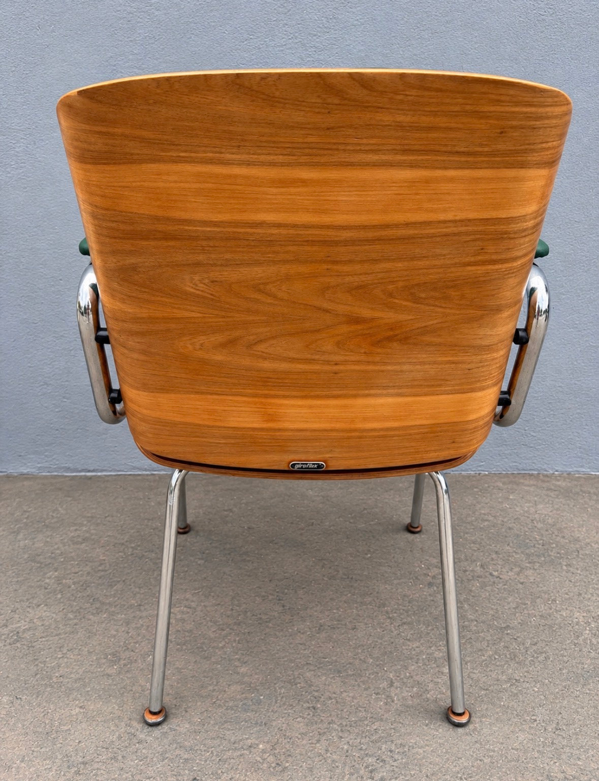 Cadeira Giroflex Antiga com braço em estofado verde - Restaurada