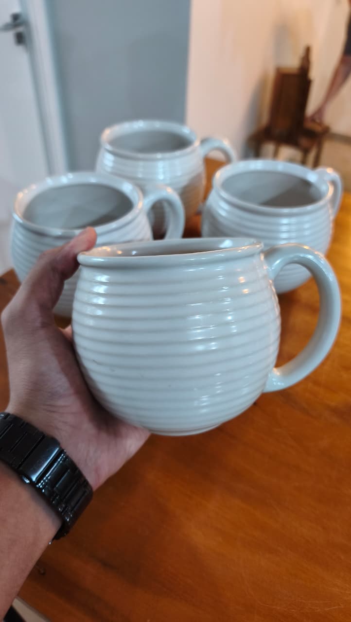 Conjunto de 4 Canecas grandes em Cerâmica Branca – Acabamento Canelado