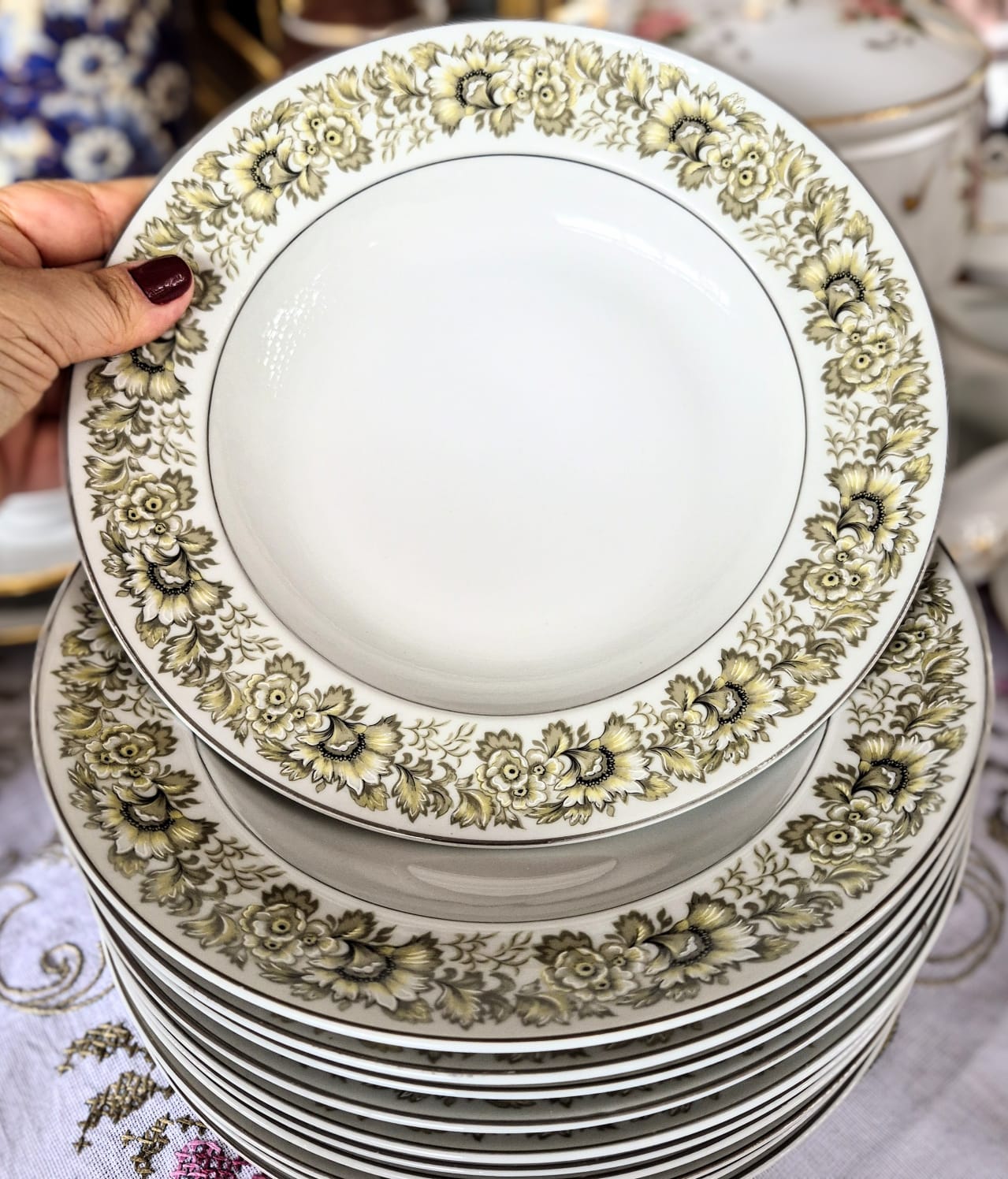 Conjunto de 23 pratos sendo: 11 pratos rasos e 12 pratos fundos,  em porcelana vintage Real, anos 60.