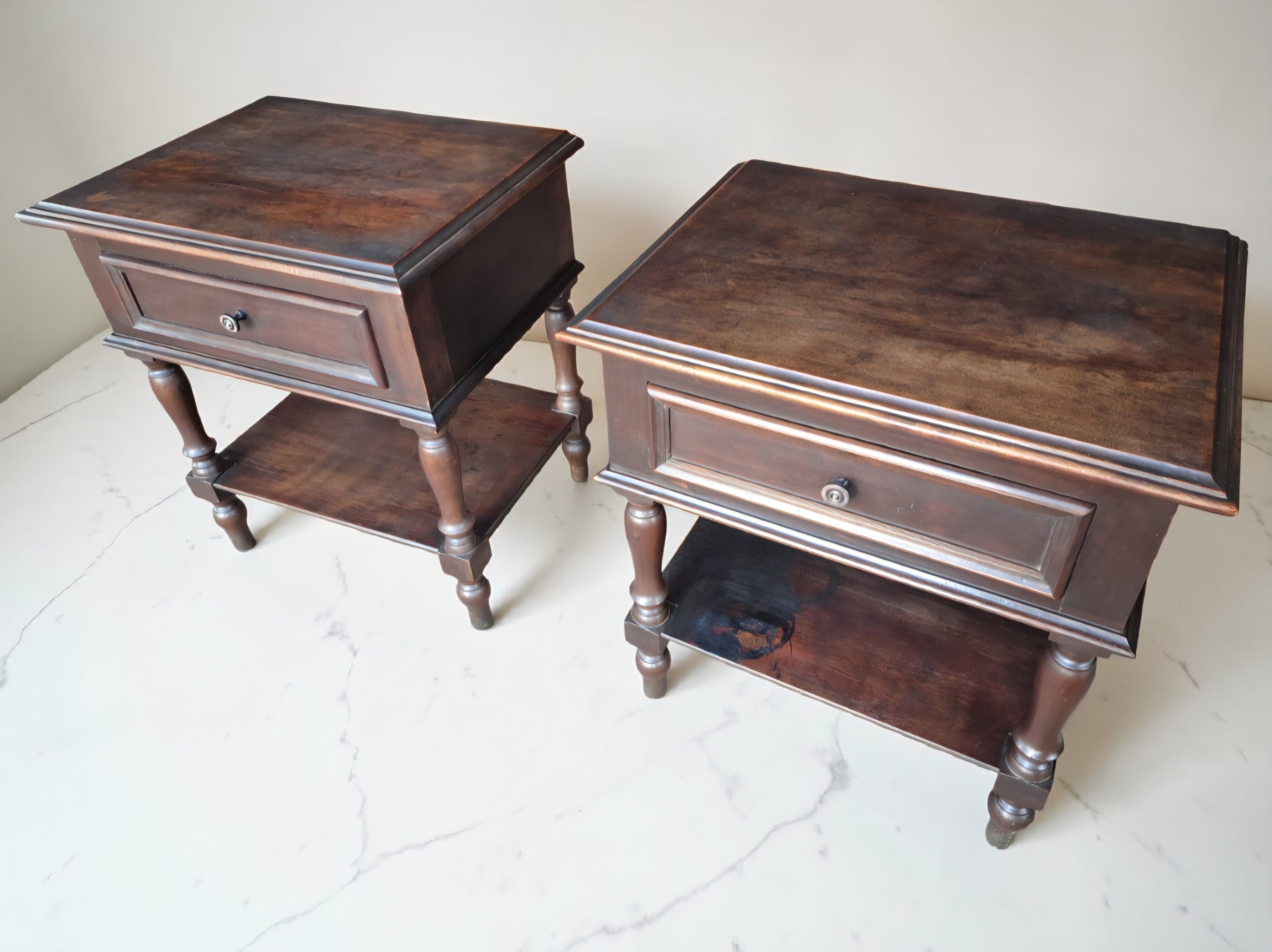 Par de Criados / Mesa de Cabeceira Colonial