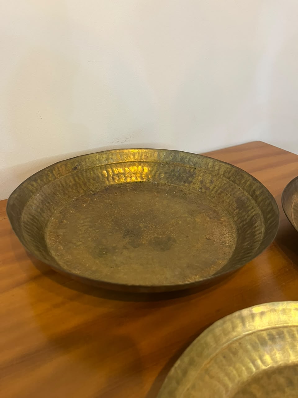 Trio de Pratos Decorativos em Latão com Acabamento Martelado