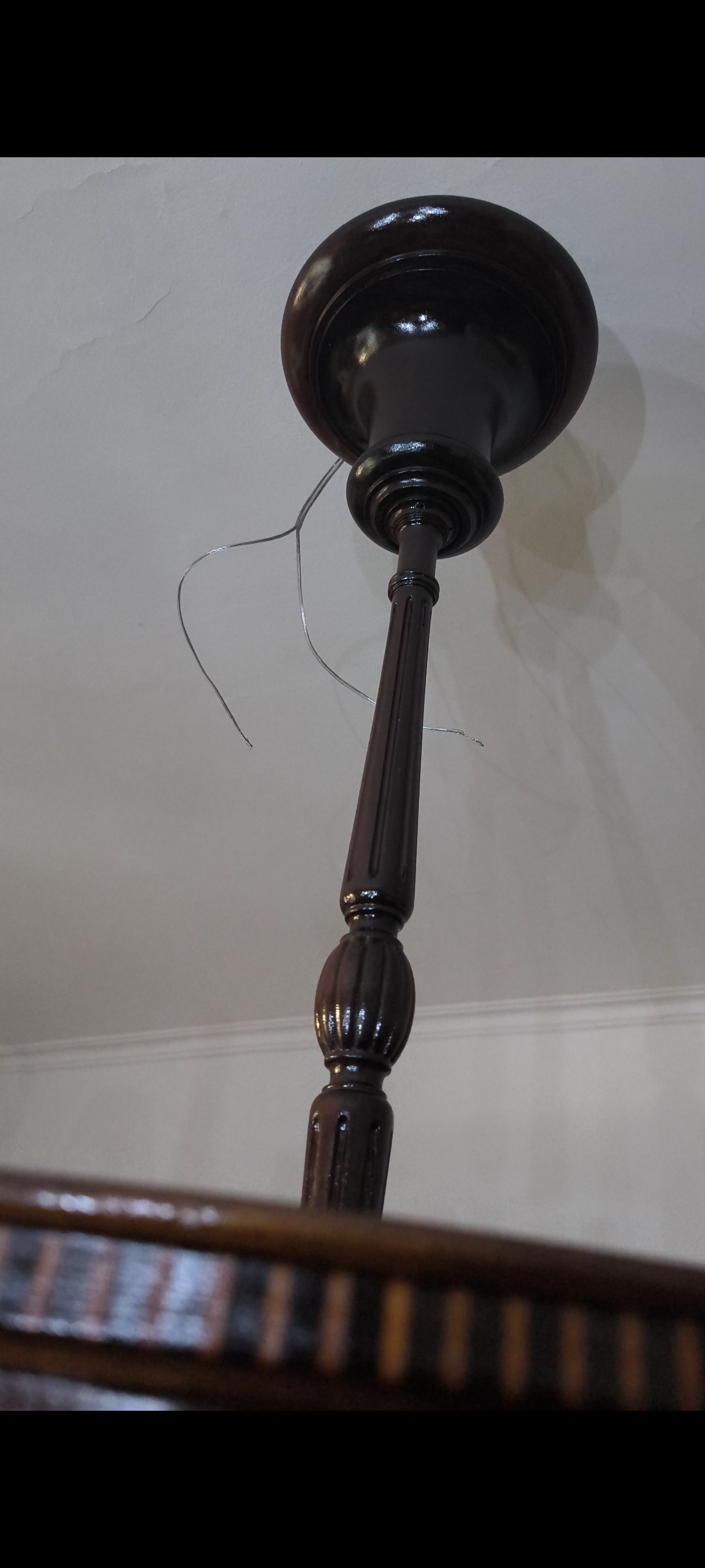 Lustre antigo arredondado em bronze, Marchetaria e Opalina