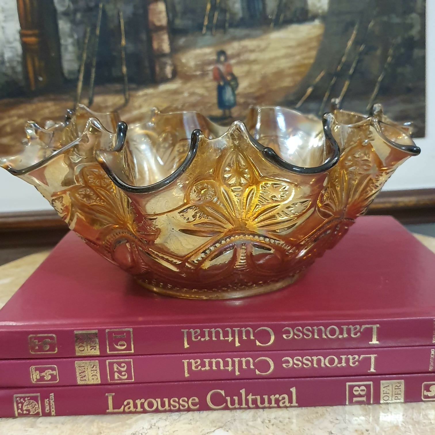 Incrível e antigo centro de mesa em Carnival Glass com maravilhosa ornamentação.