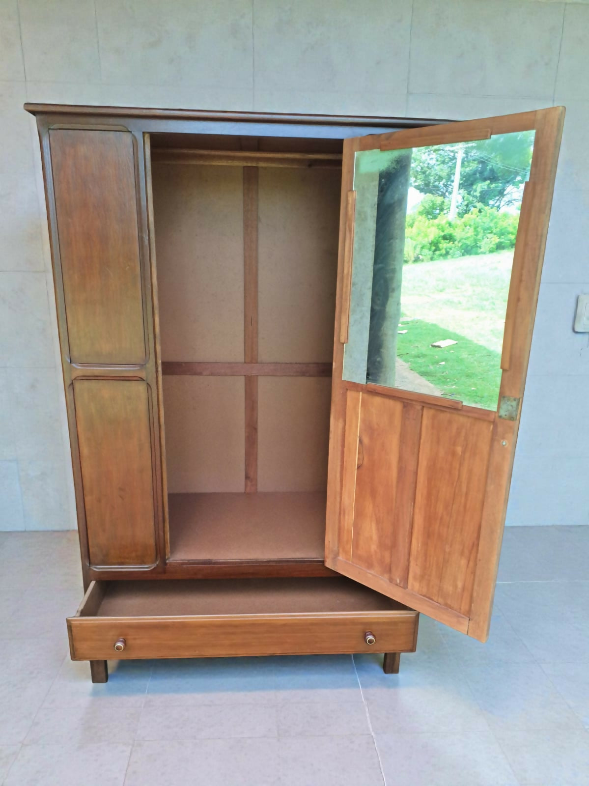 Guarda Roupas Antigo com influências Art Déco