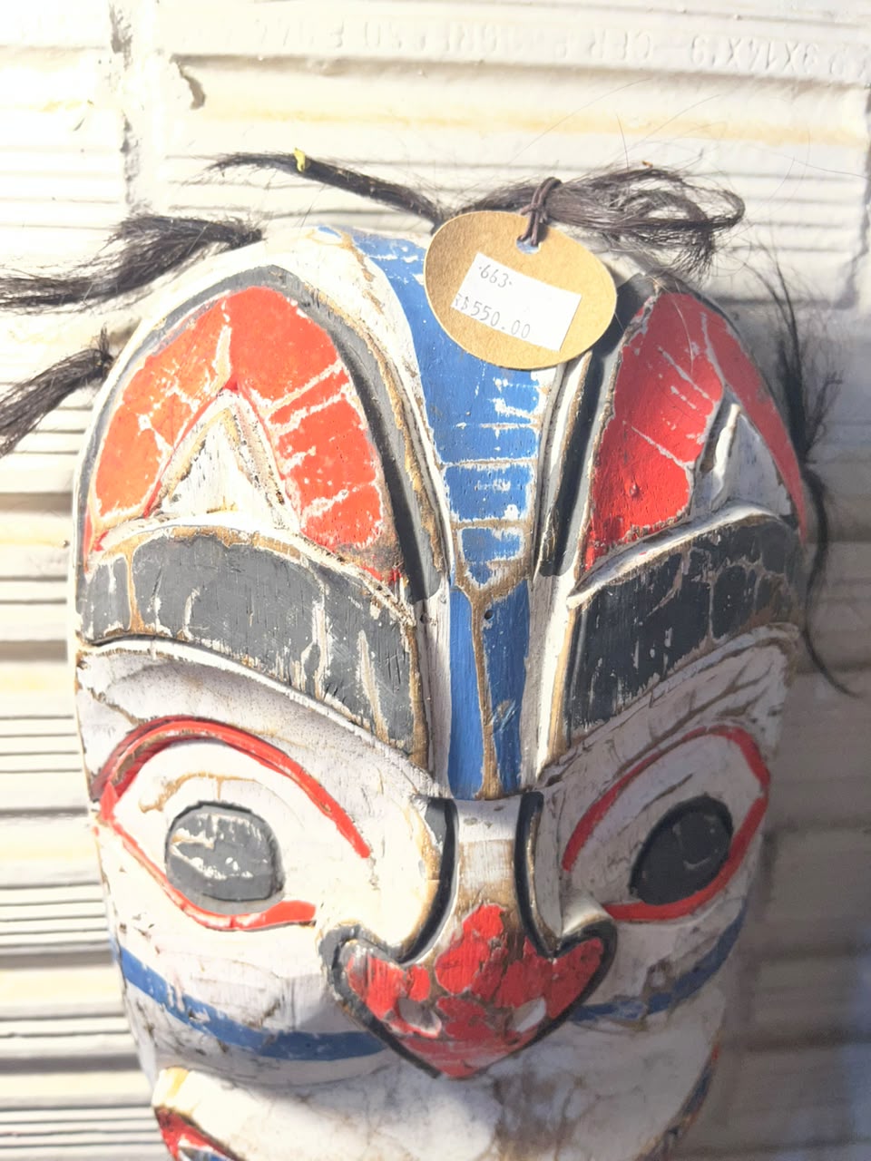 Máscara decorativa em madeira entalhada e policromada — 35 × 20 cm