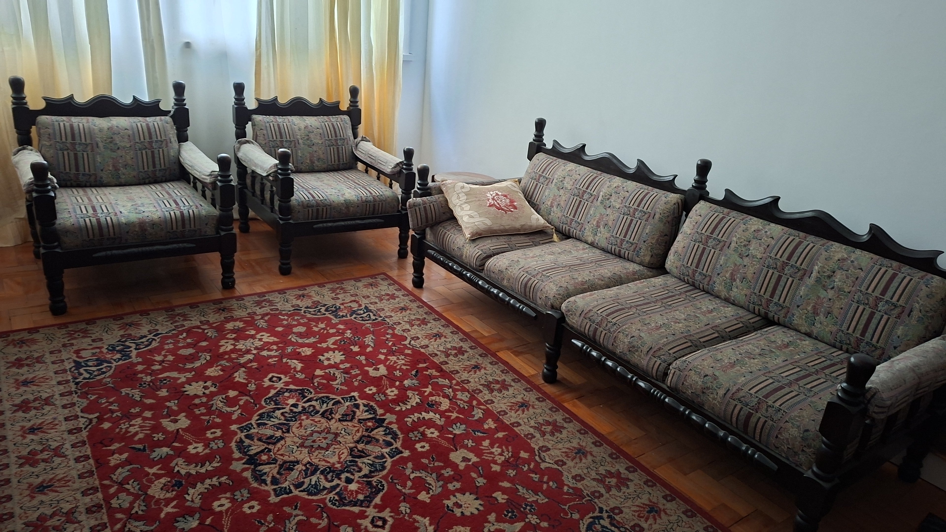 Conjunto de sofá e poltronas madeira maciça ebanizada