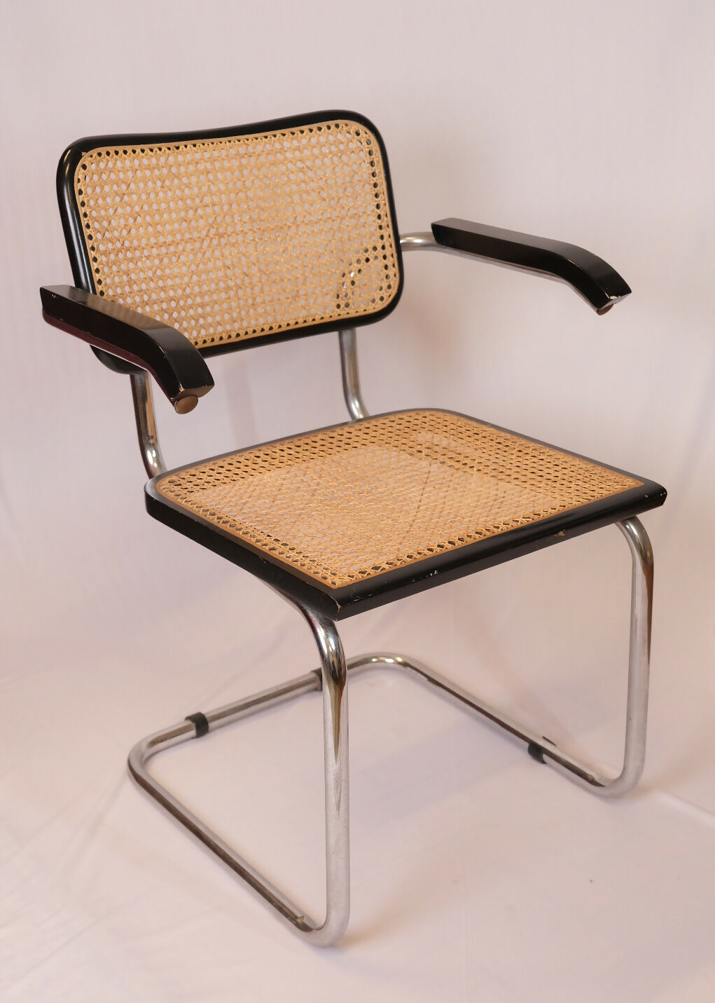CADEIRA CESCA PRETA COM BRAÇO DESIGN MARCEL BREUER / 1928