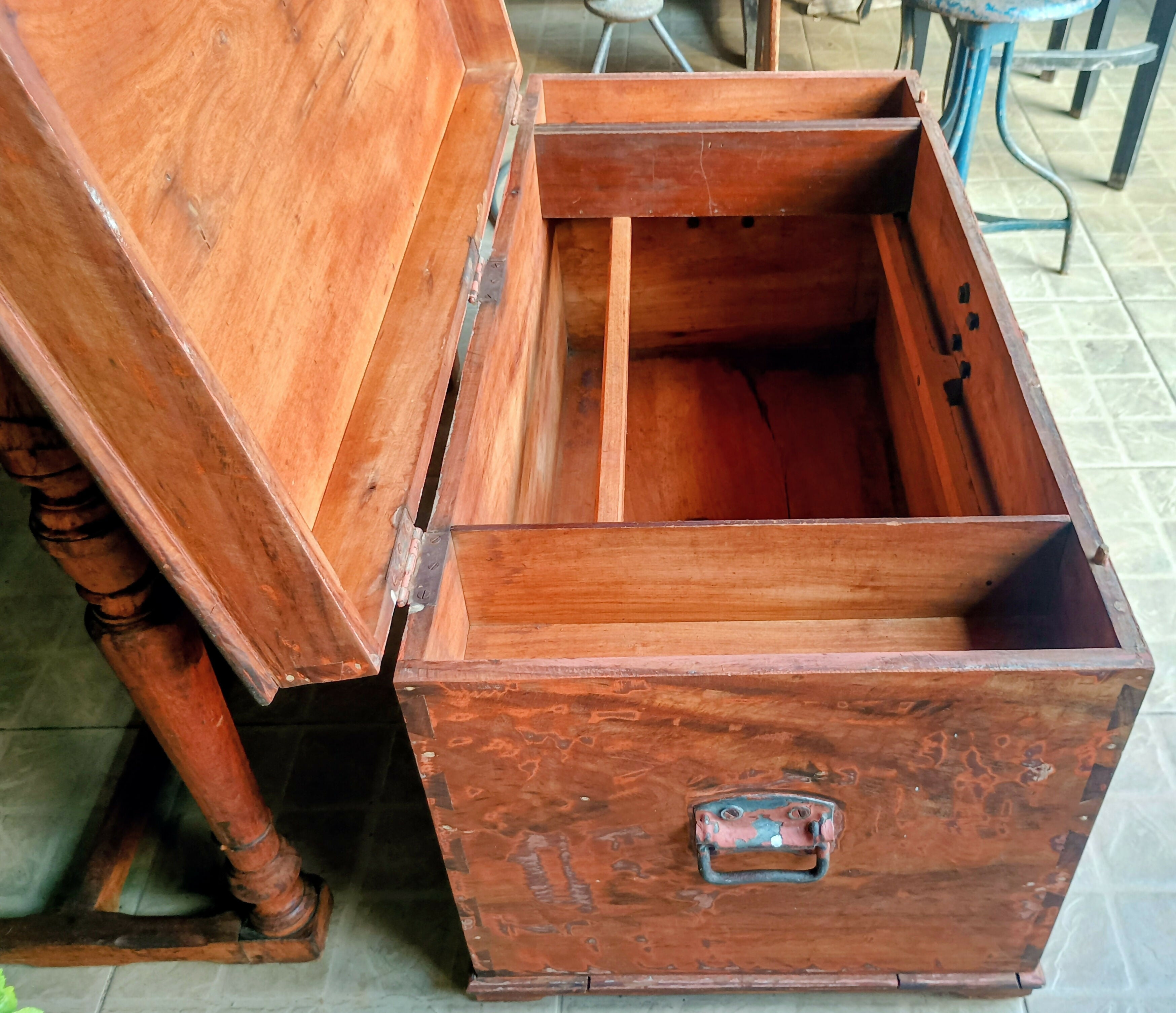 Baú antigo em peroba maciça final séc. XIX