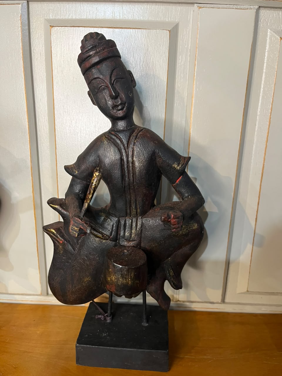 Trio de músicos orientais esculpidos em madeira — figuras decorativas sobre base