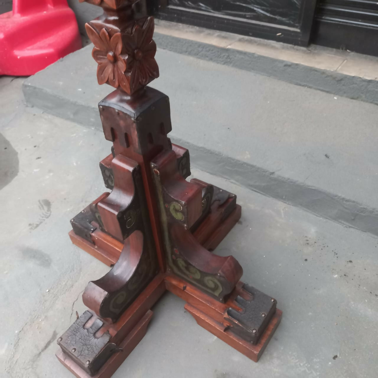 Abajur / Luminária de chão com madeira entalhada