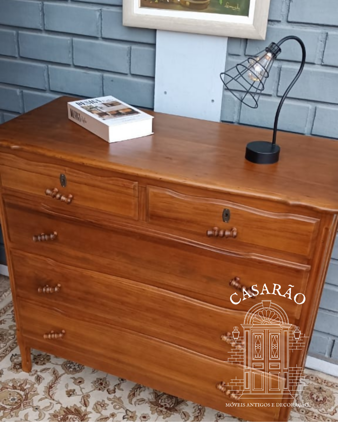 Linda Cômoda em Cedro Rosa (5 gavetas)