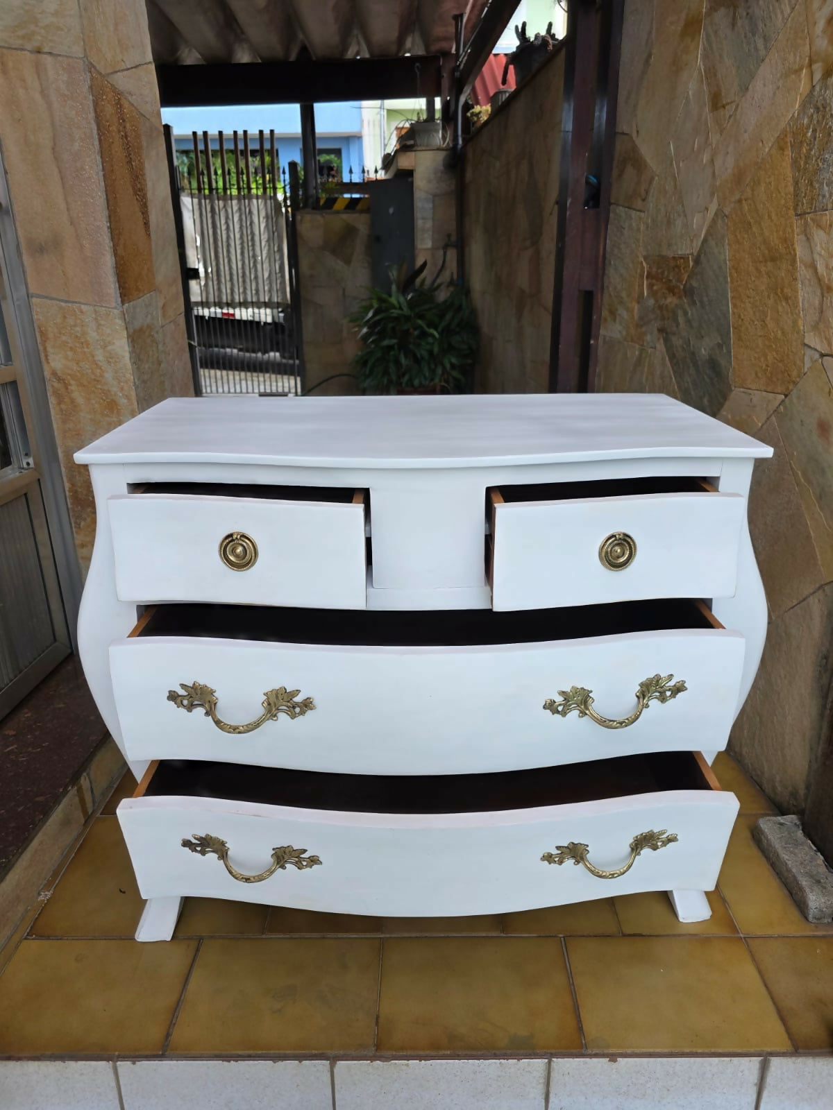 Cômoda branca estilo bombê com puxadores em bronze