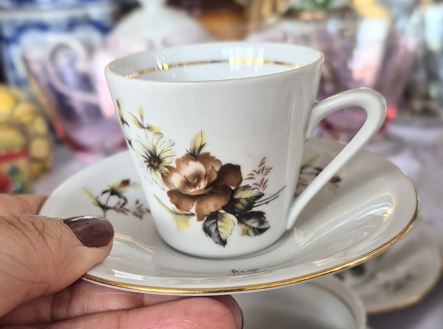 Conjunto com 8 xícaras para café em porcelana vintage húngara Alföldi,  anos 60/70.  Impecáveis,  sem sinal de uso. Dourações à ouro intactas. Lindas!