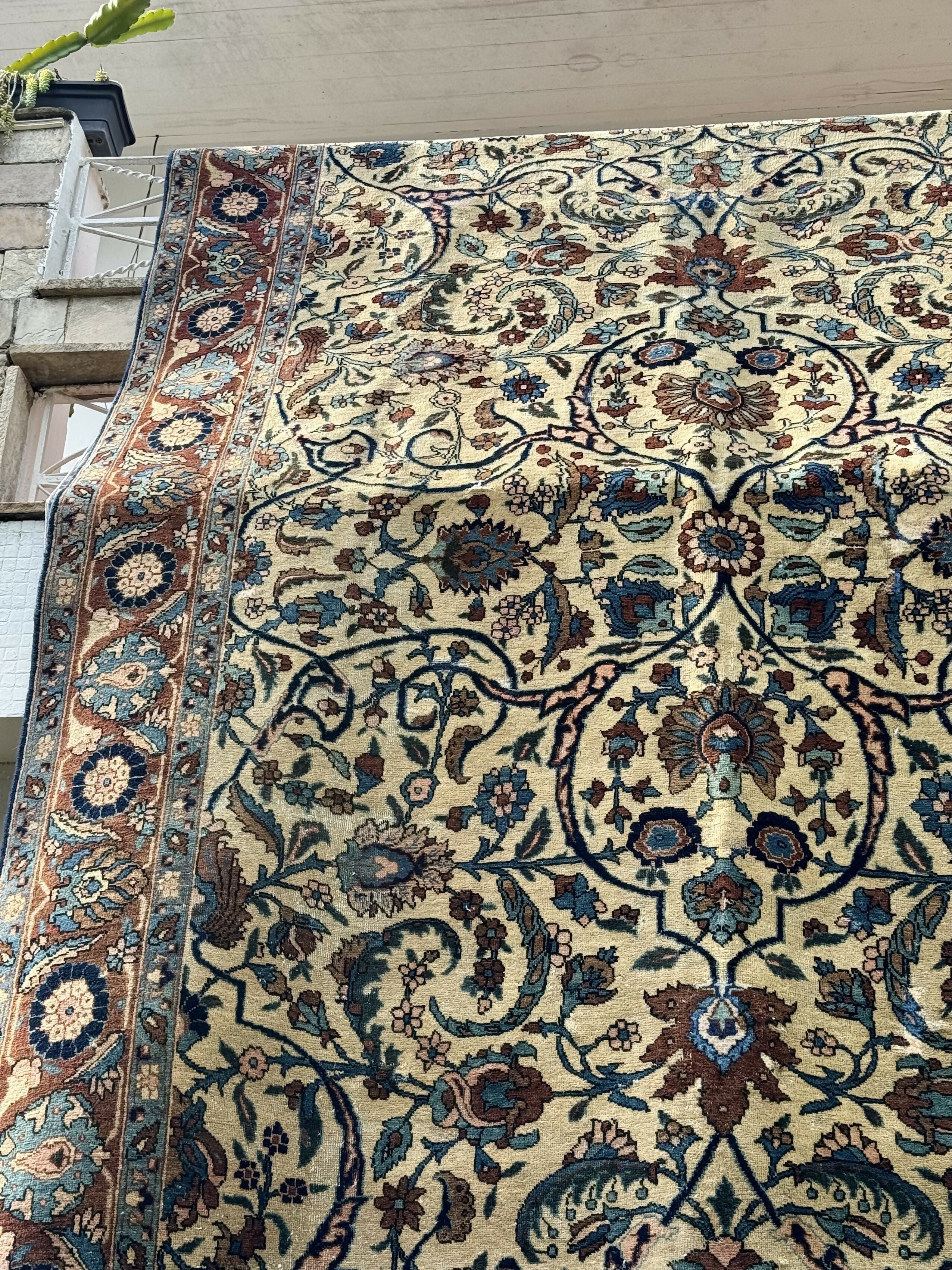Antigo Tapete Oriental Isfahan em seda e lã