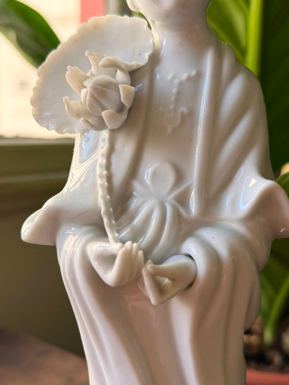 Estatueta em porcelana branca representando Deusa Kuan Yin