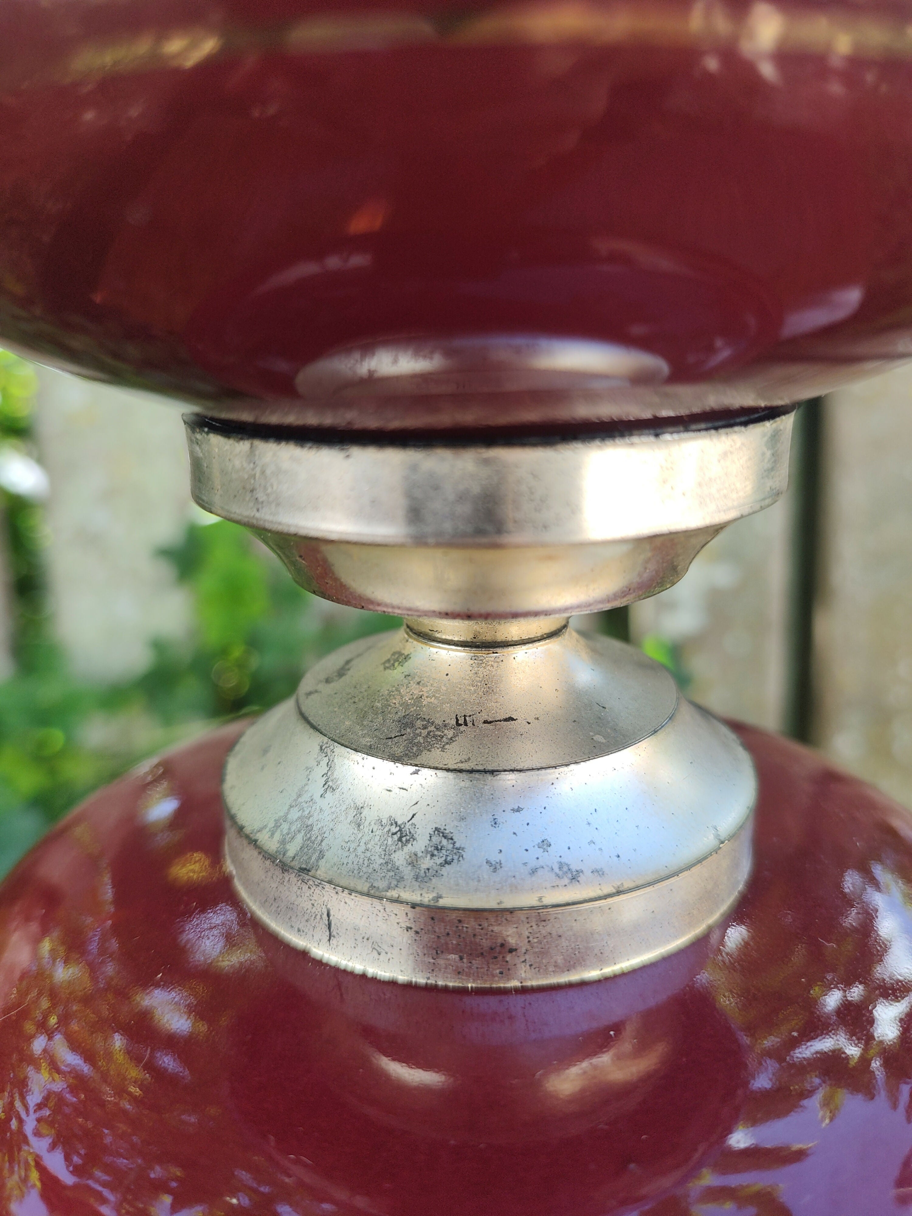 Antigo Abajur em porcelana cor de vinho com detalhes dourados