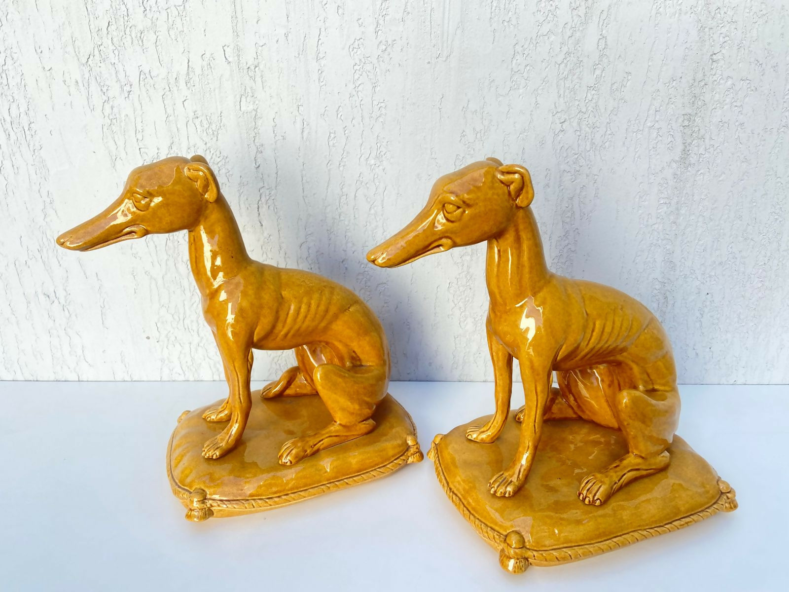 Par de Galgos em cerâmica vitrificada