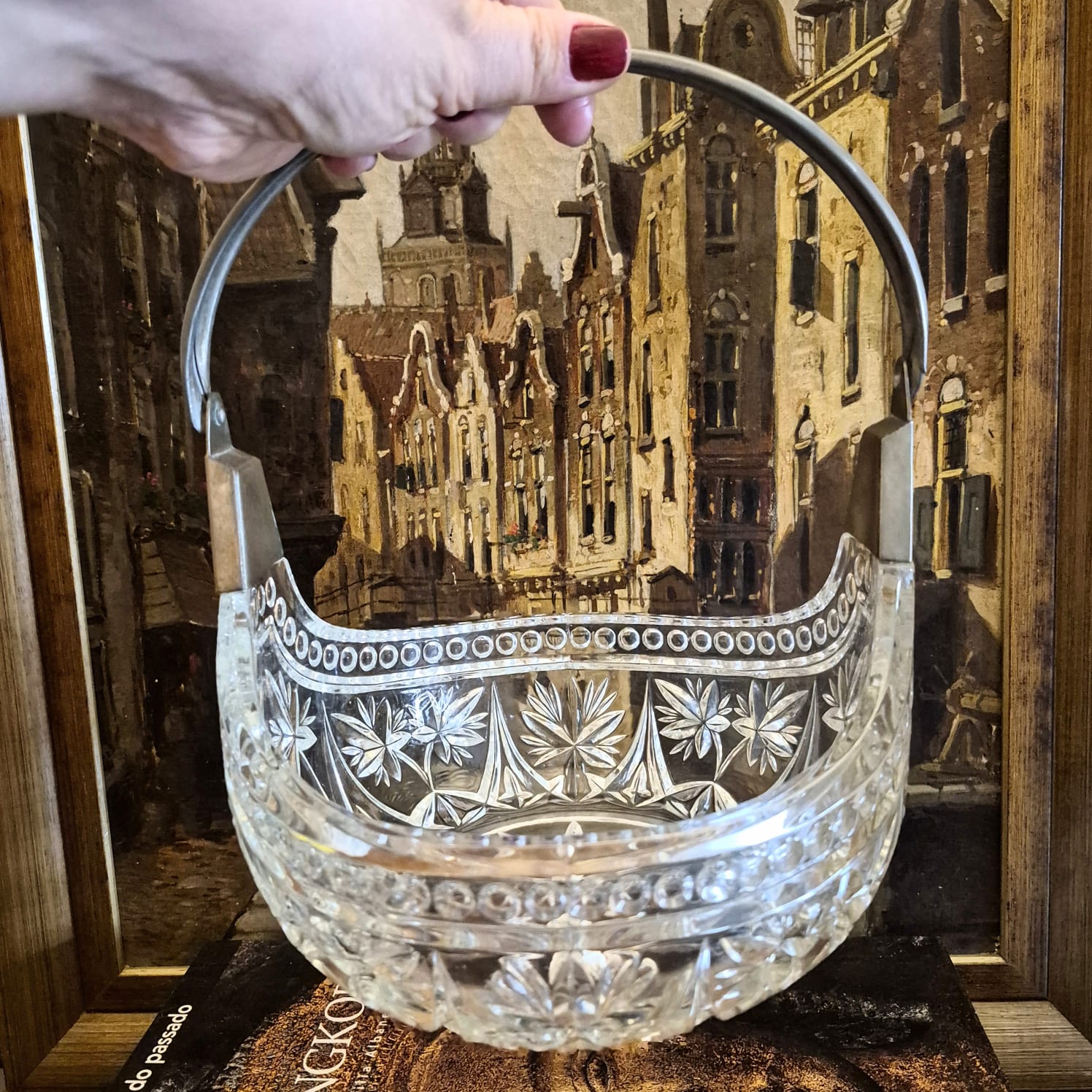 Centro de mesa em cristal translúcido europeu na forma de cesta, de meados do séc XX
