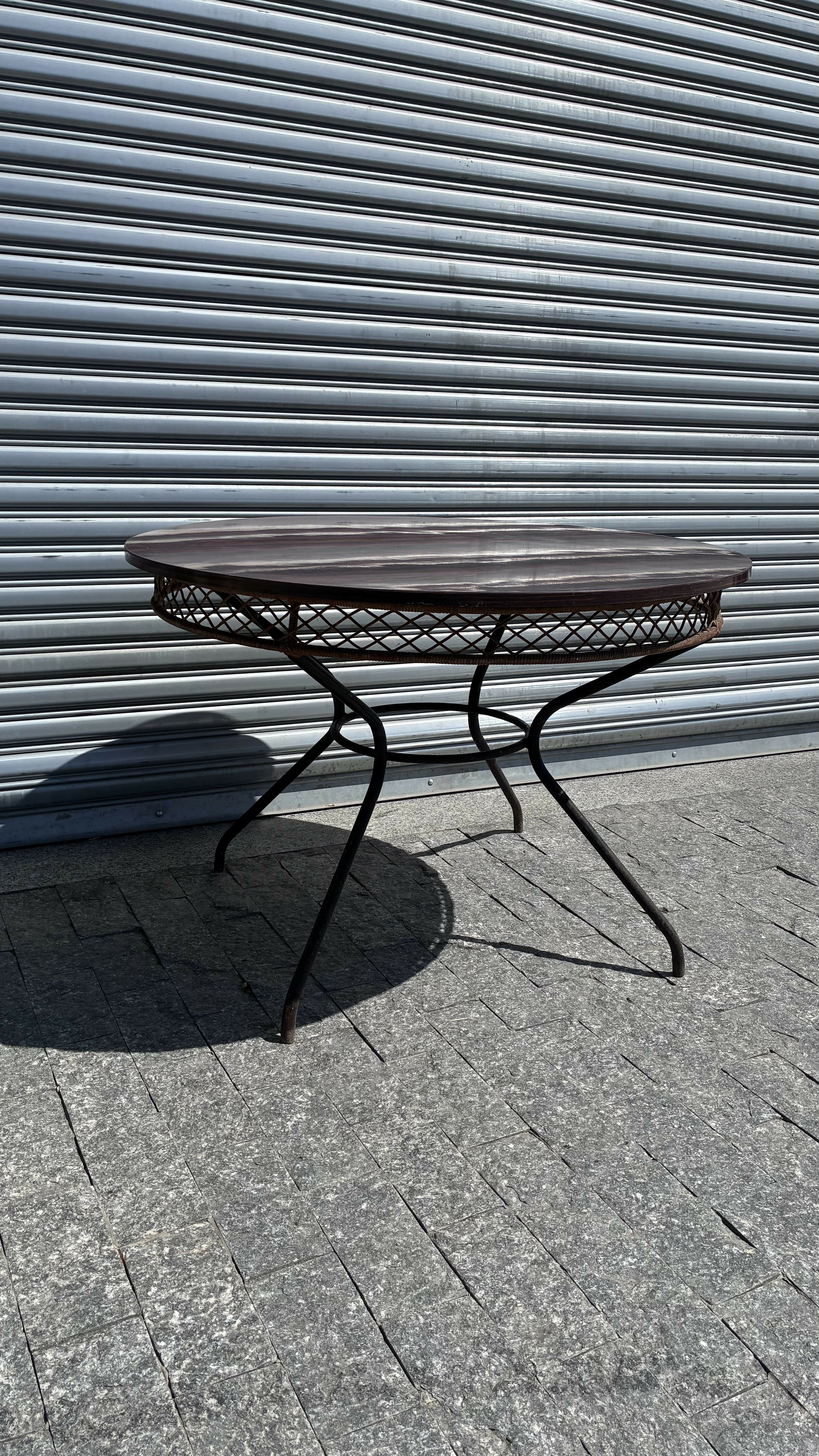 Mesa de jantar redonda com tampo em fórmica Jacarandá
