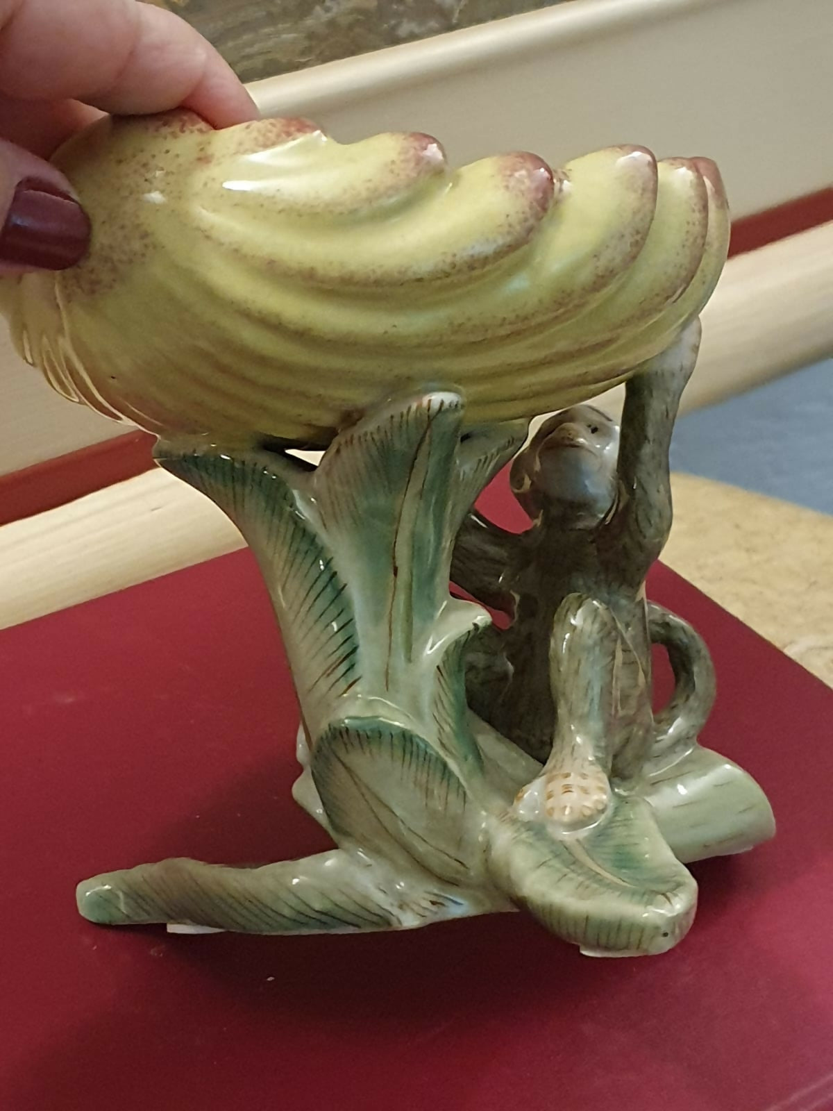 Escultura em cerâmica chinesa vintage, em formato de macaco segurando uma folha / concha. Perfeito estado!