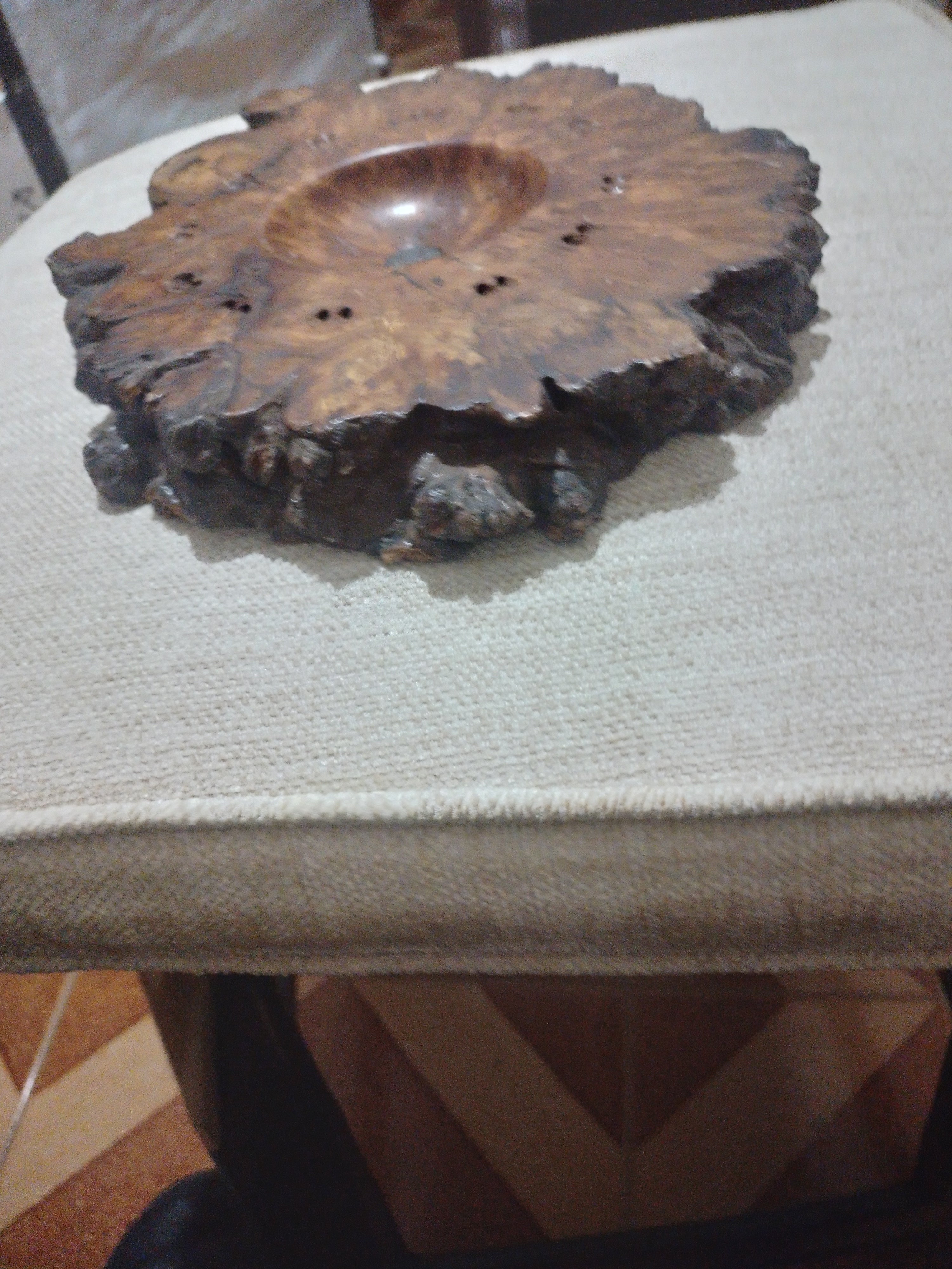 Nódulo de madeira decorativo, preparado para ser relógio de parede.
