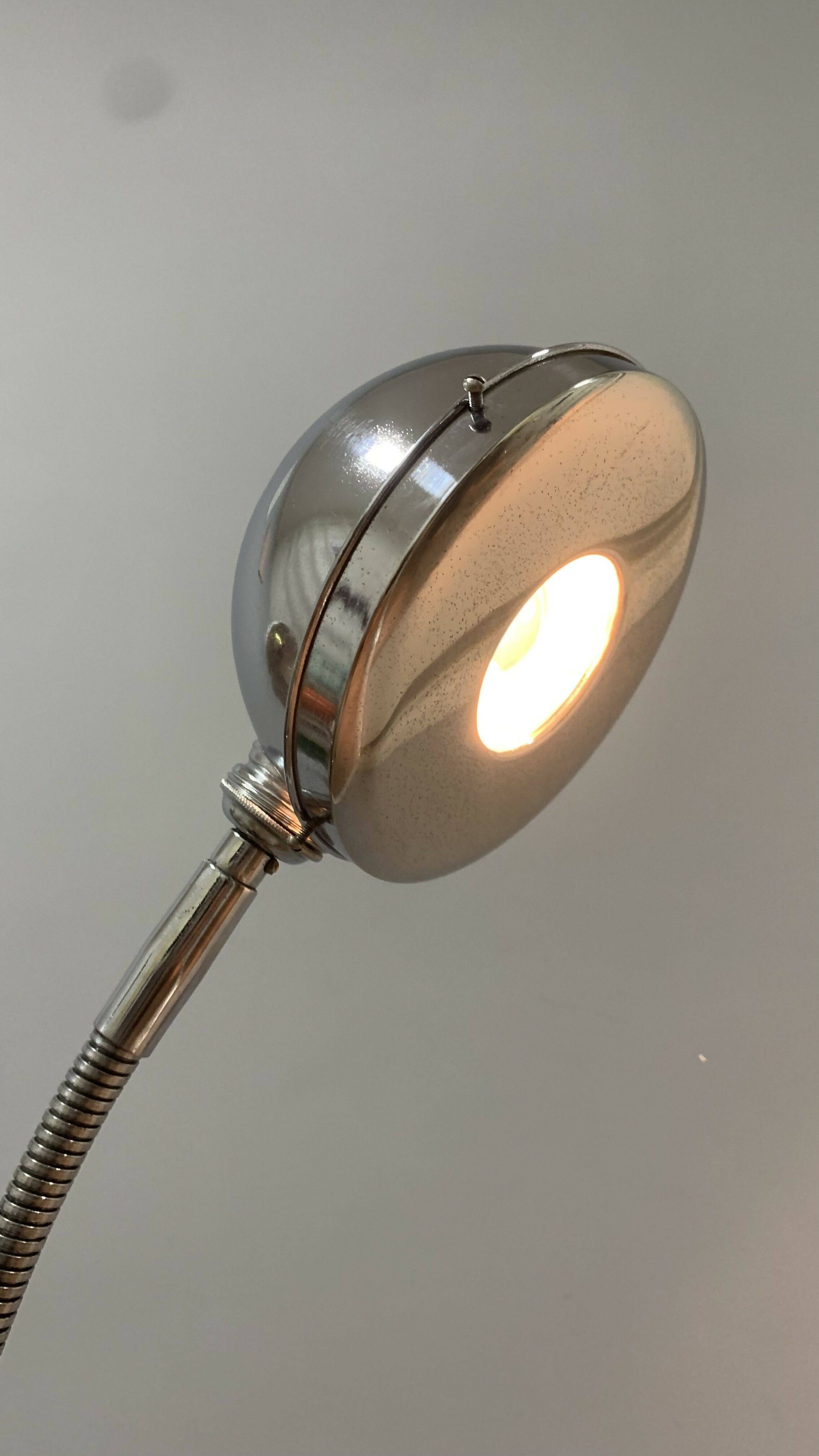 Luminária de piso em metal modelo Eye Ball